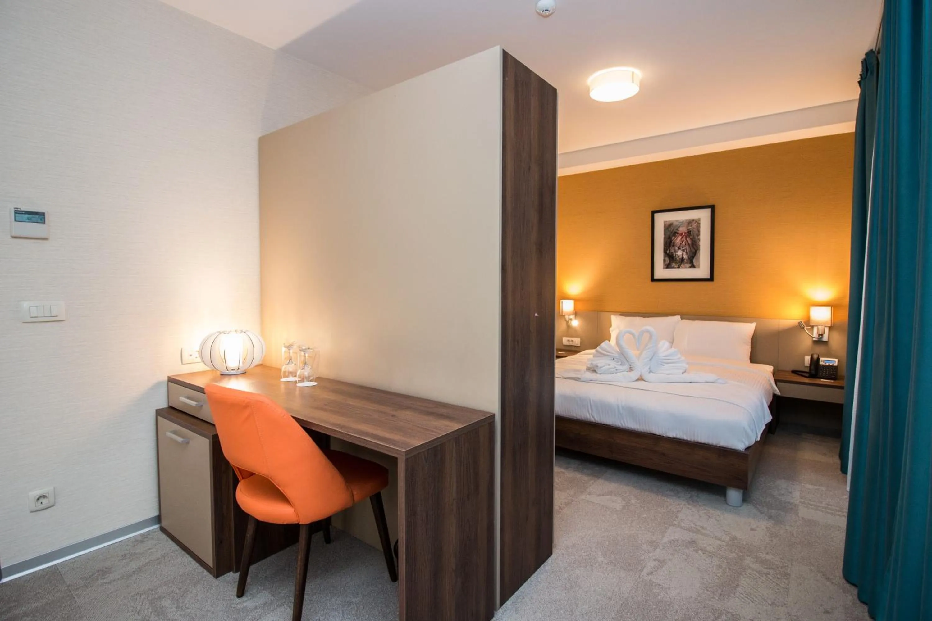 Bedroom, Bed in Sky Corner Hotel