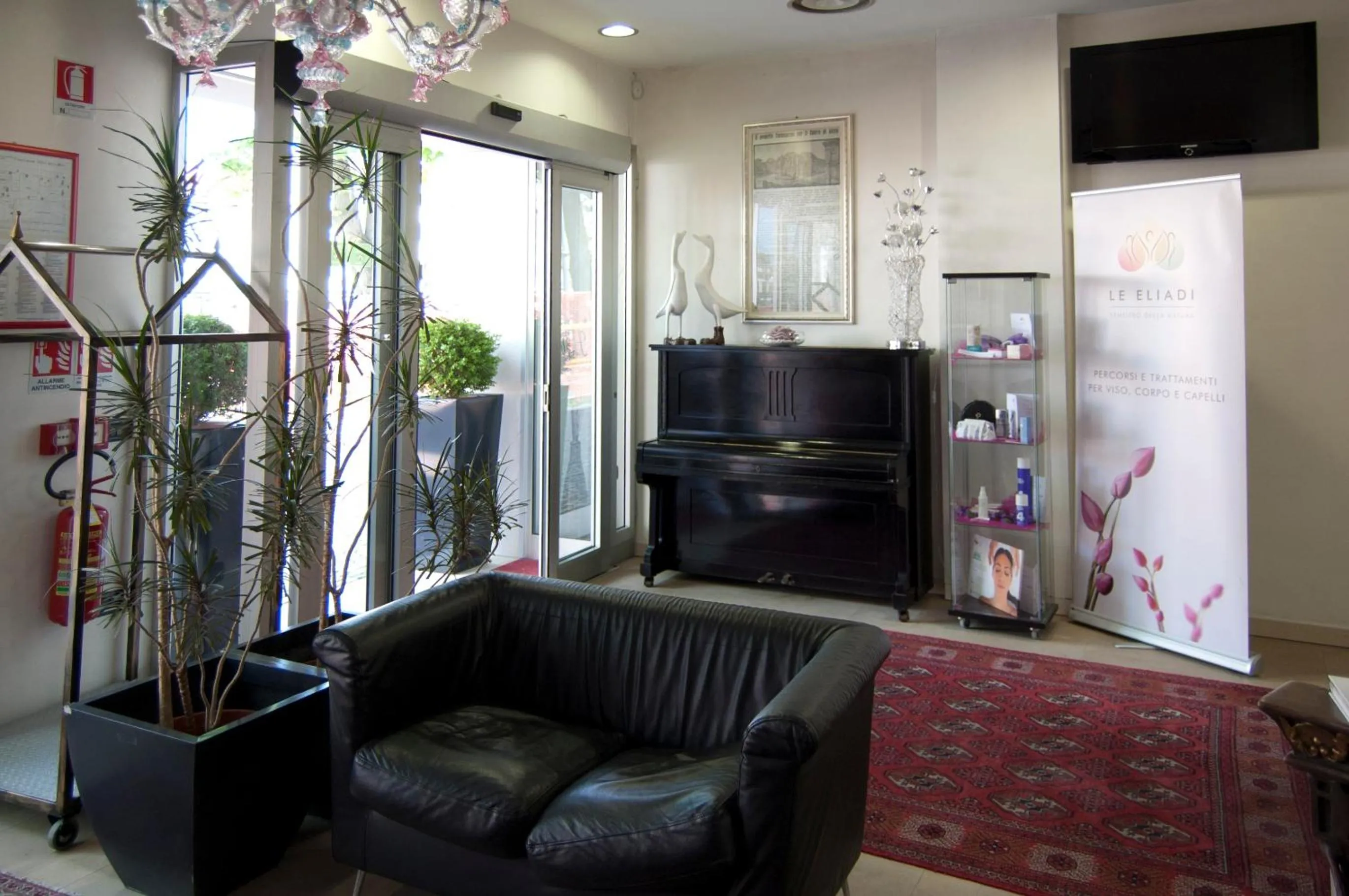 Communal lounge/ TV room in Hotel Leon Bianco