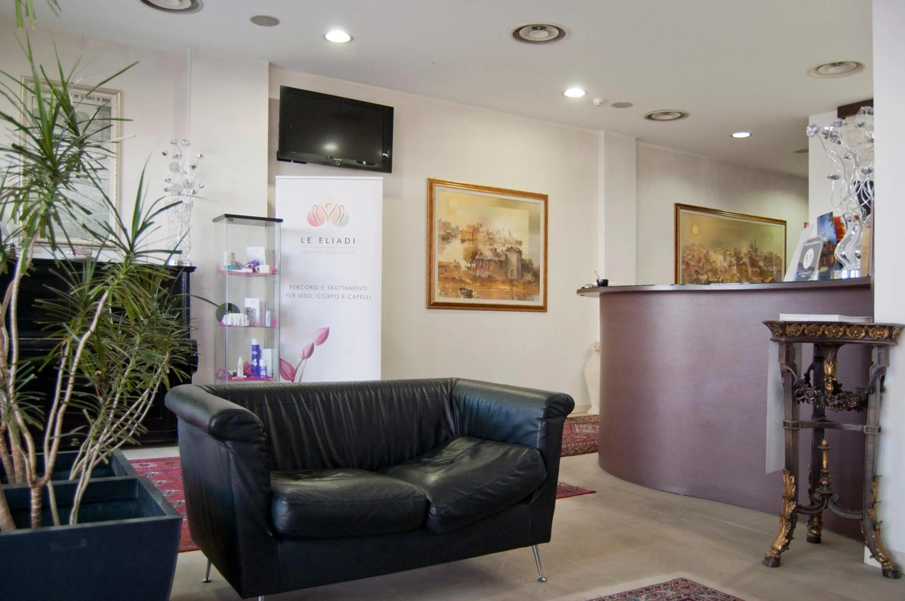 Communal lounge/ TV room in Hotel Leon Bianco