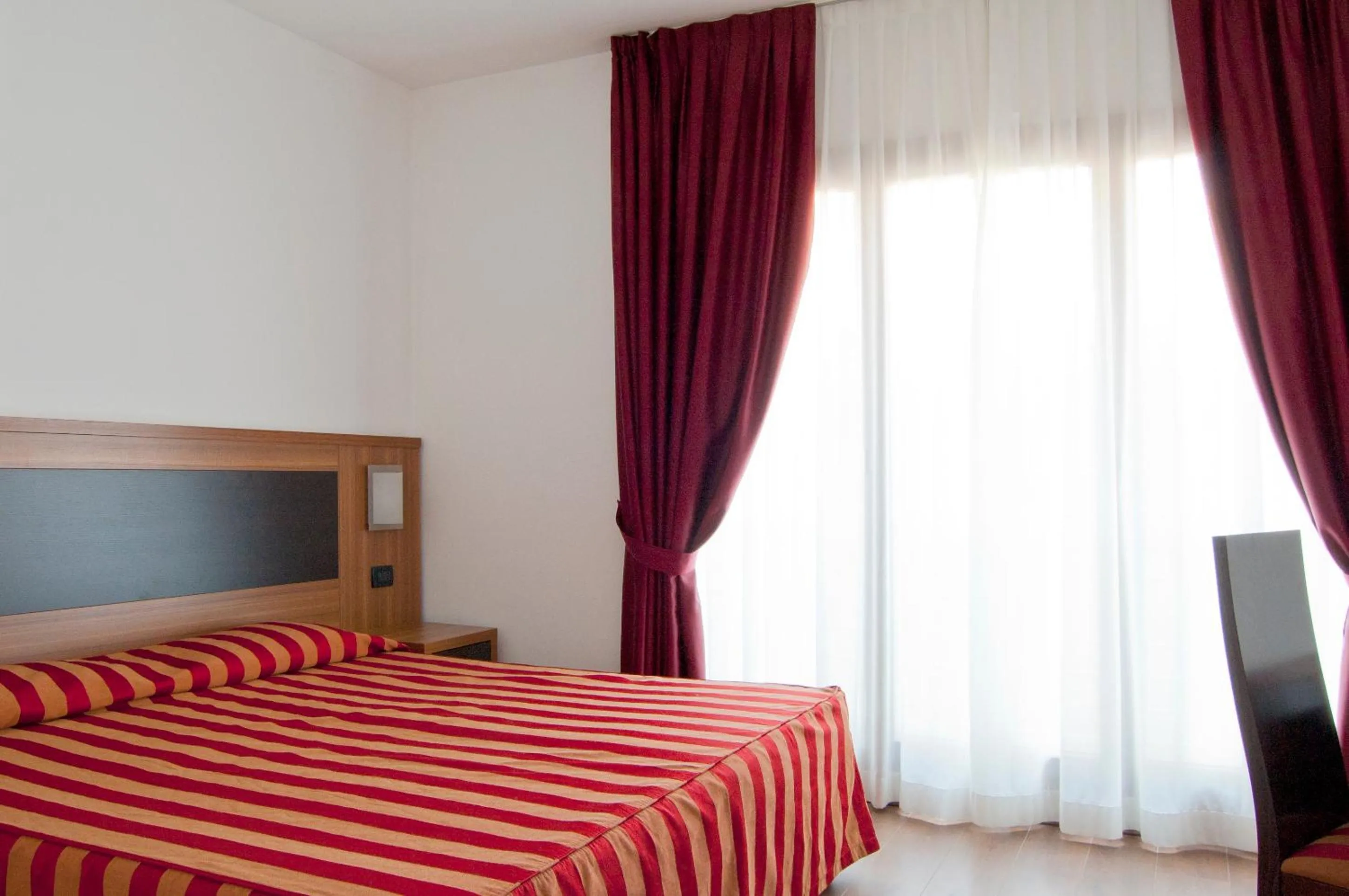 Shower, Bed in Hotel Leon Bianco