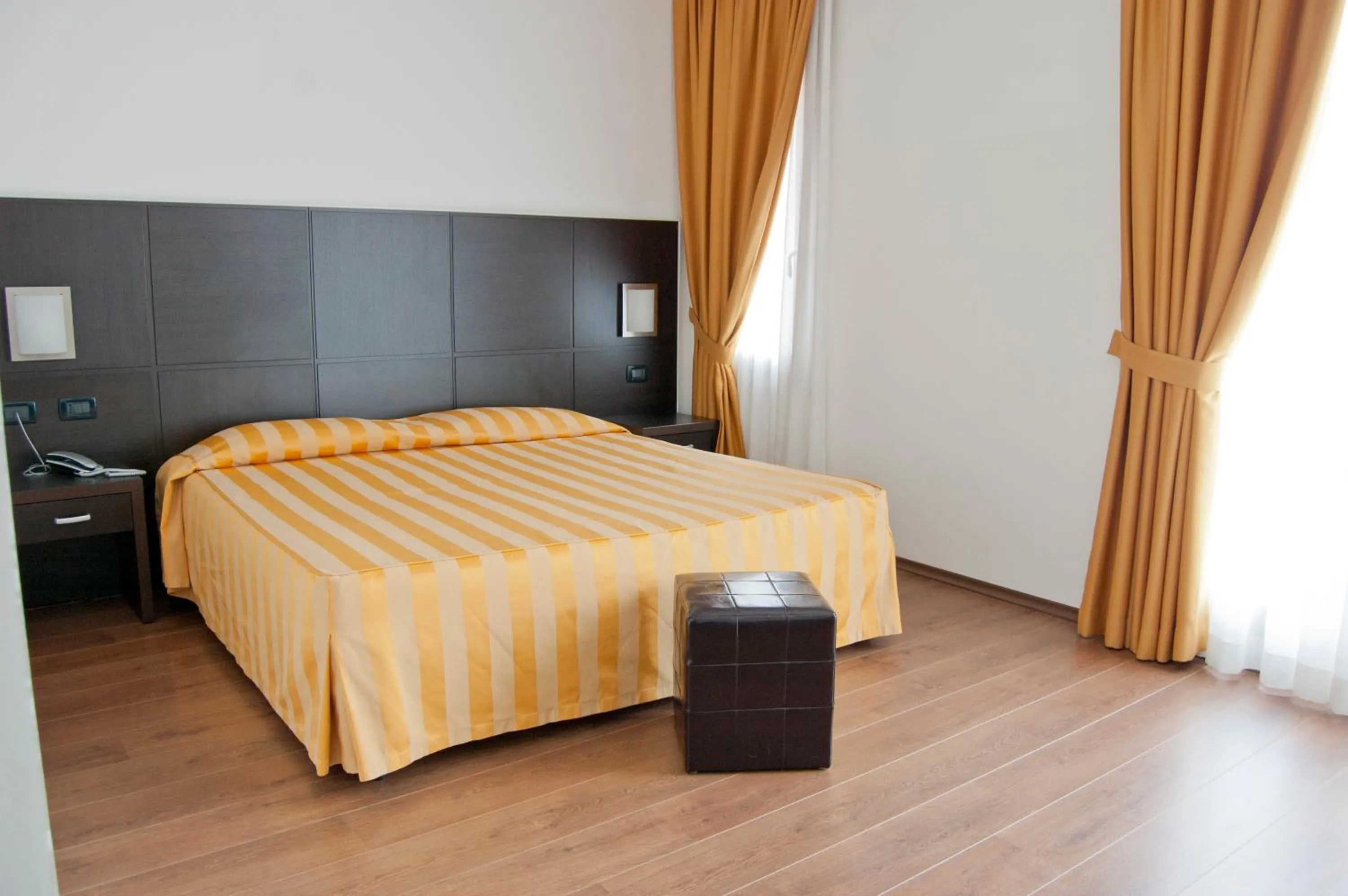 Shower, Bed in Hotel Leon Bianco