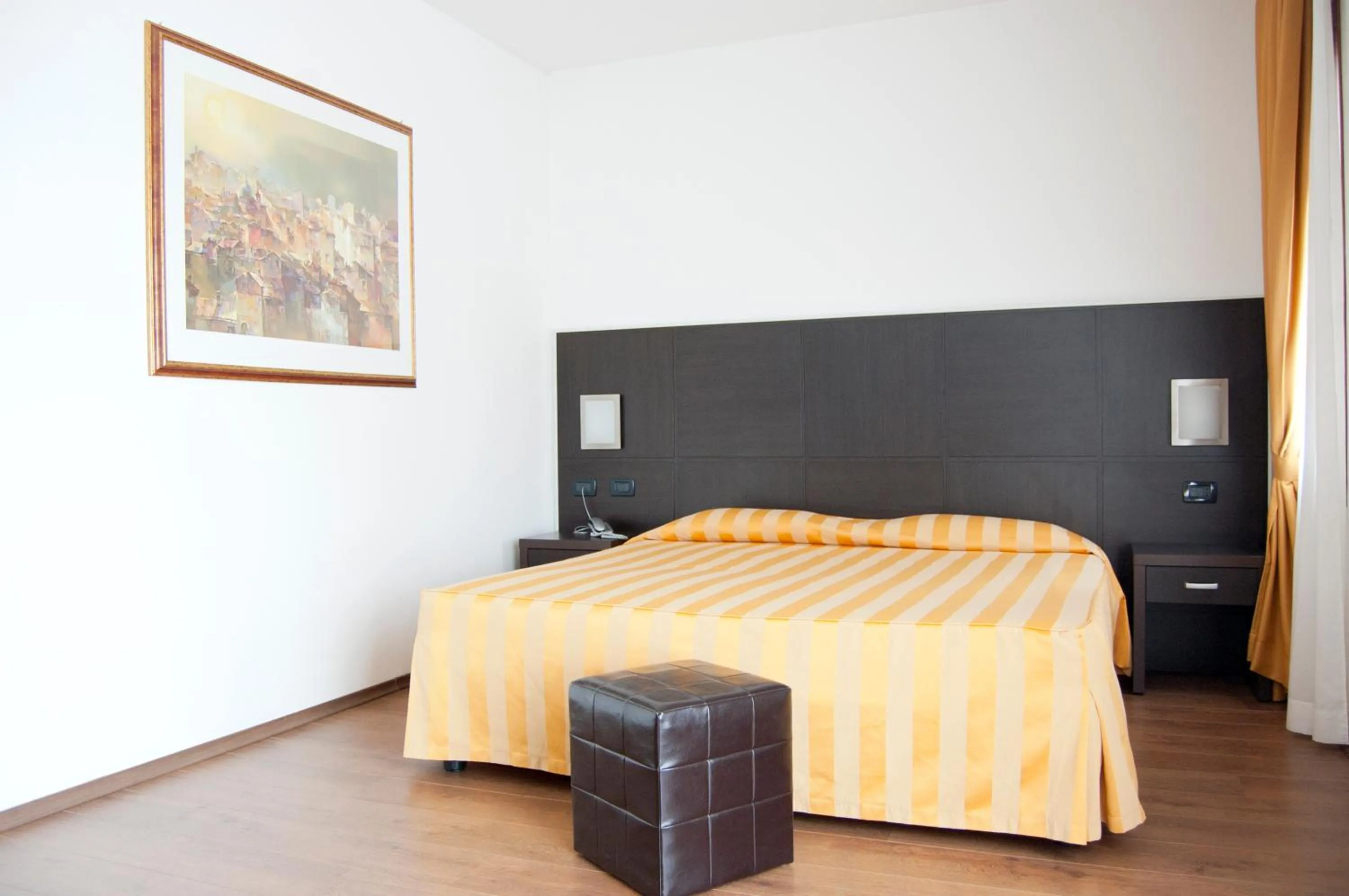 Shower, Bed in Hotel Leon Bianco