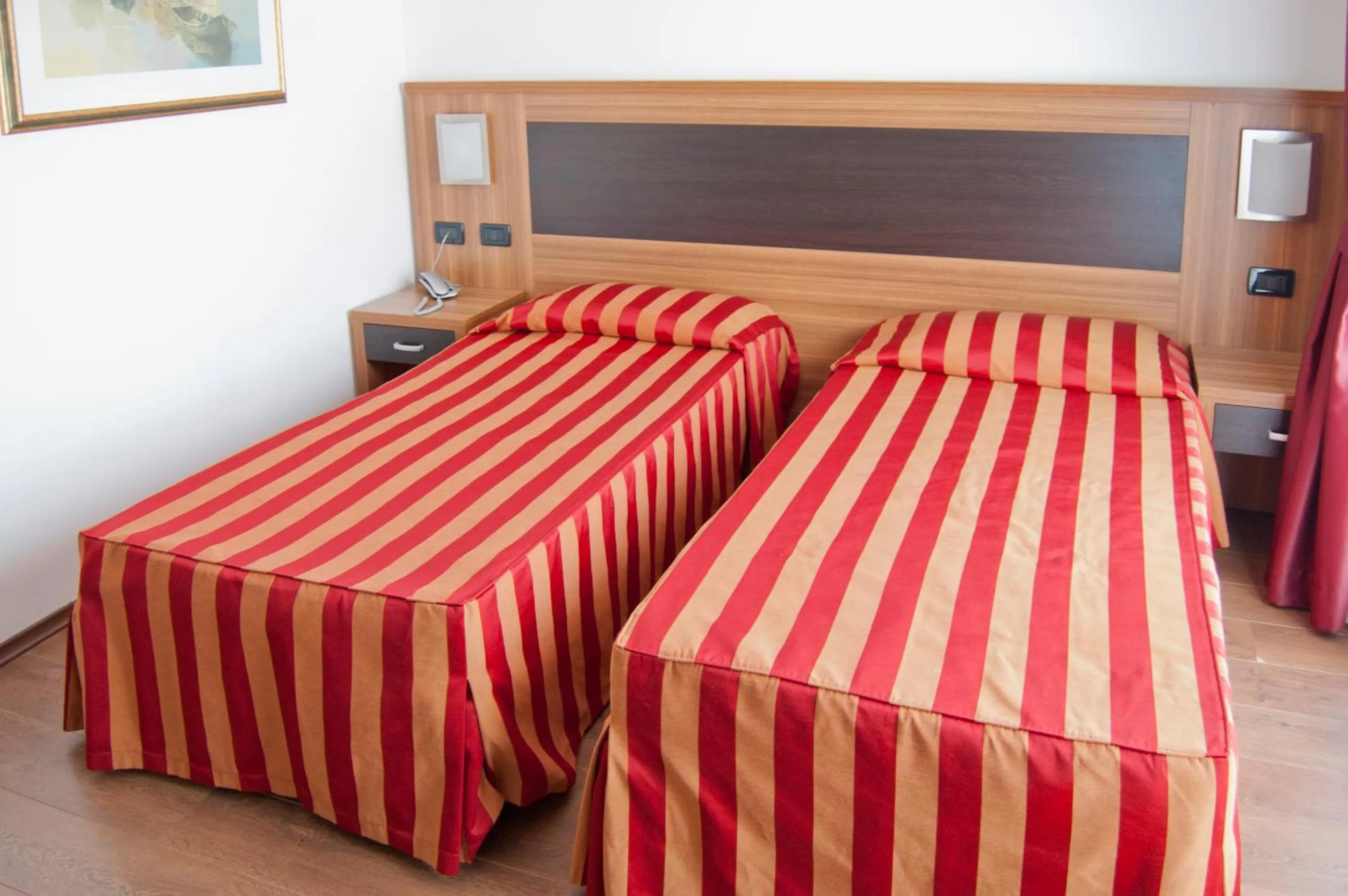 Shower, Bed in Hotel Leon Bianco