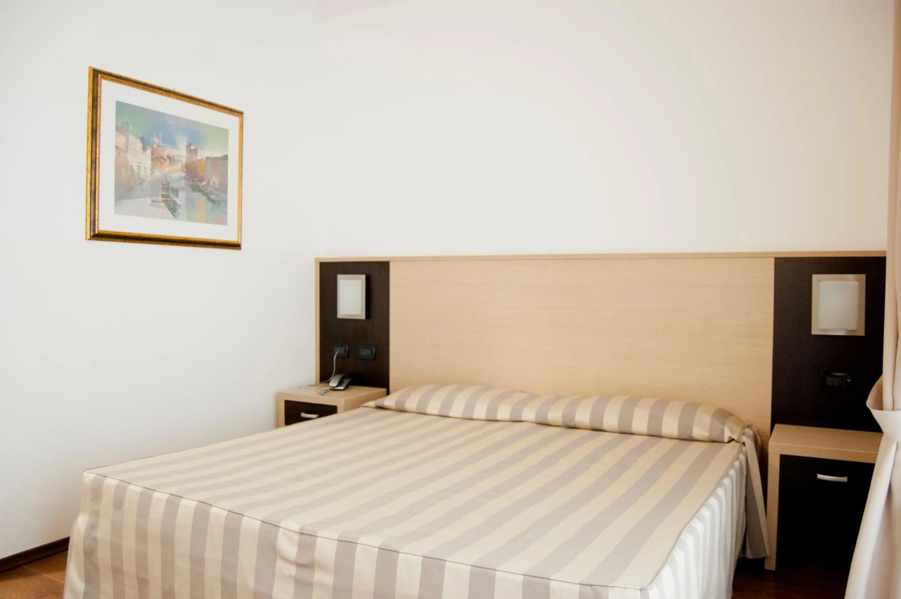 Shower, Bed in Hotel Leon Bianco