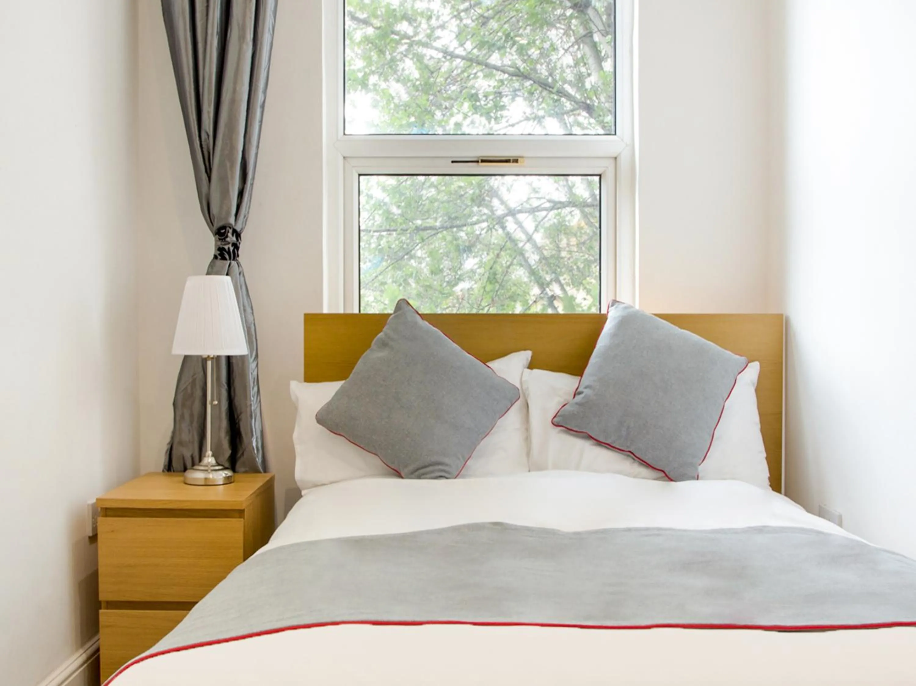 Bedroom, Bed in The Broadway Hotel - London Heathrow