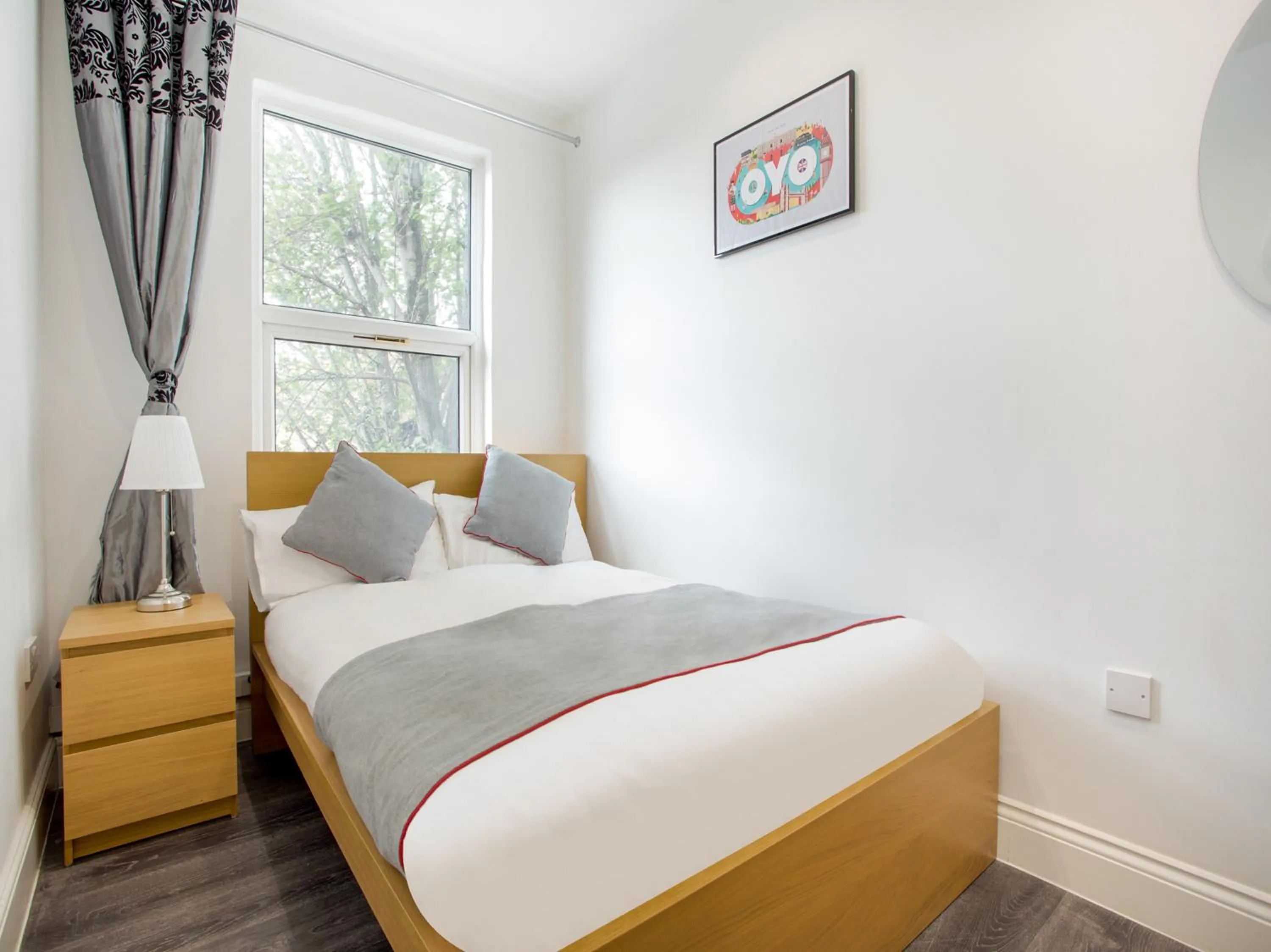 Bedroom, Bed in The Broadway Hotel - London Heathrow