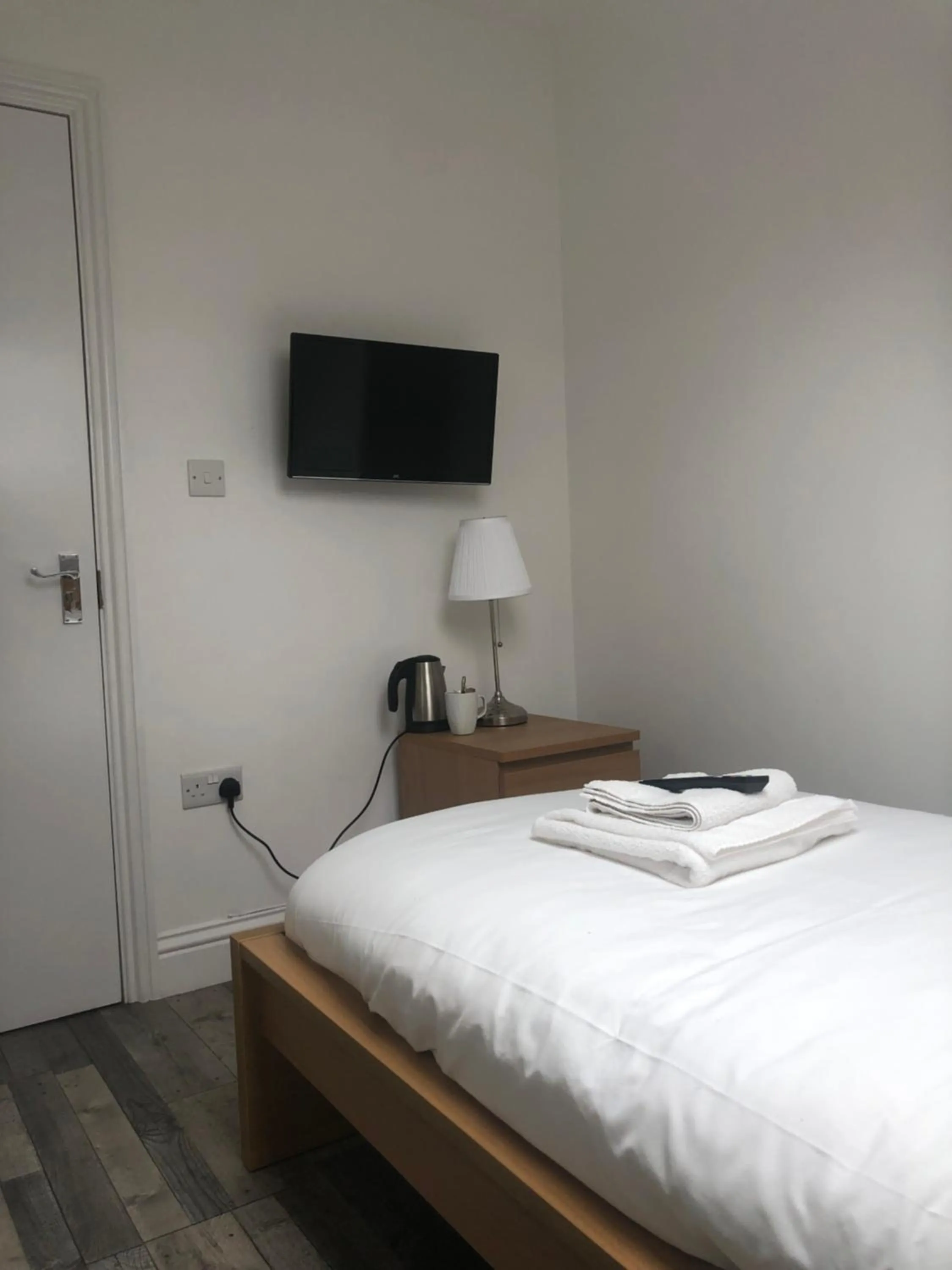 Bed in The Broadway Hotel - London Heathrow