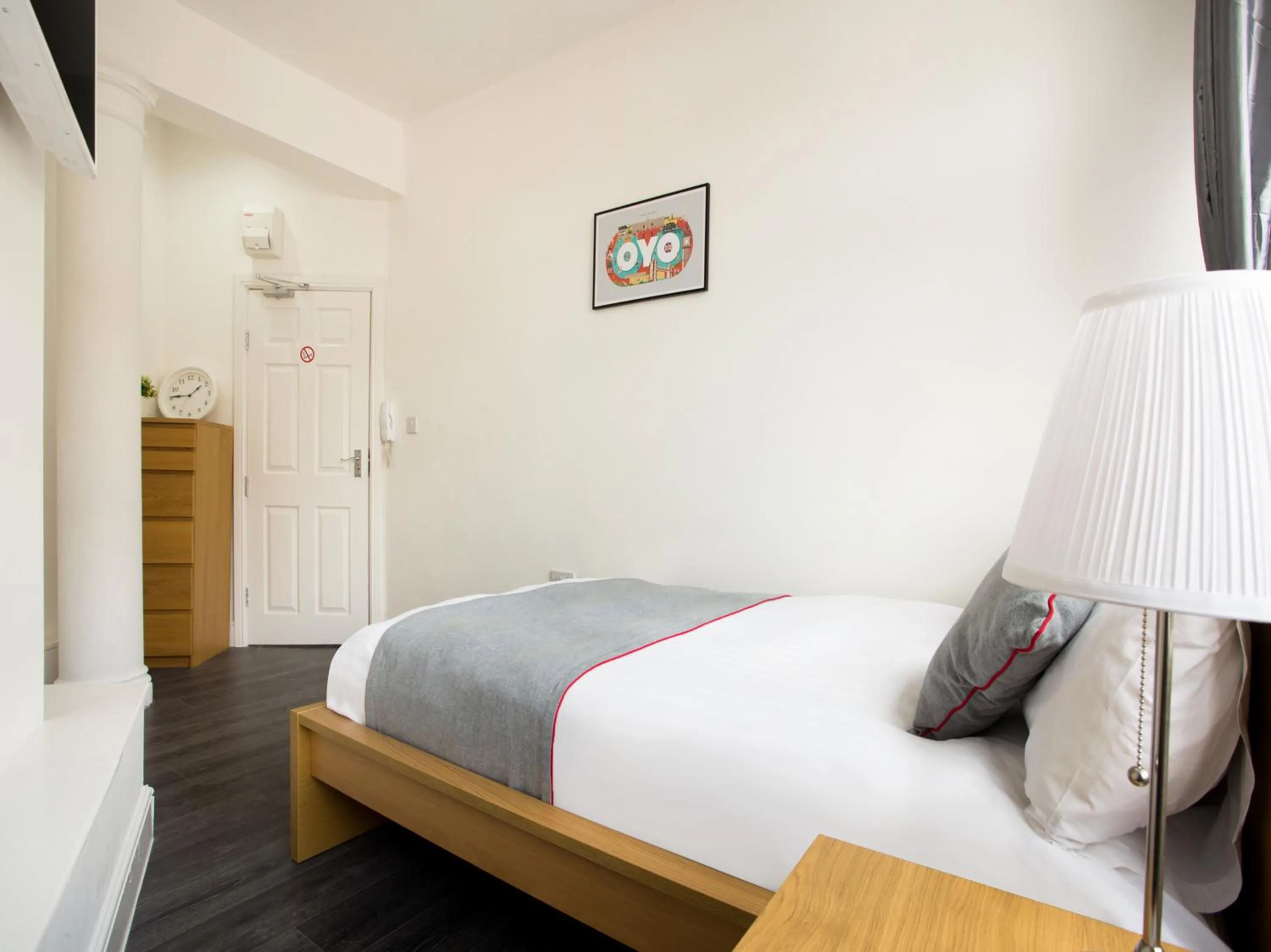 Photo of the whole room, Bed in The Broadway Hotel - London Heathrow