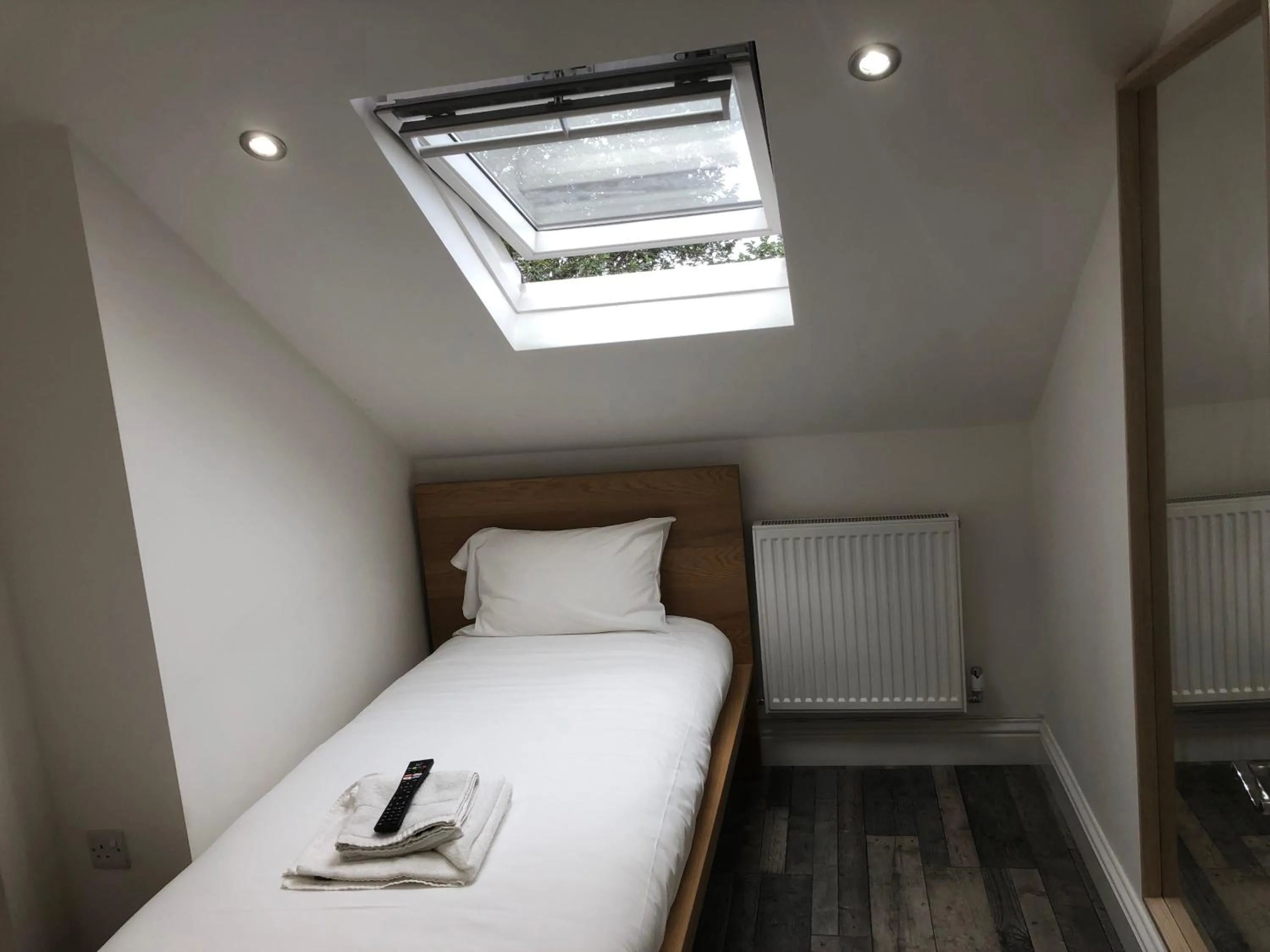 Bed in The Broadway Hotel - London Heathrow