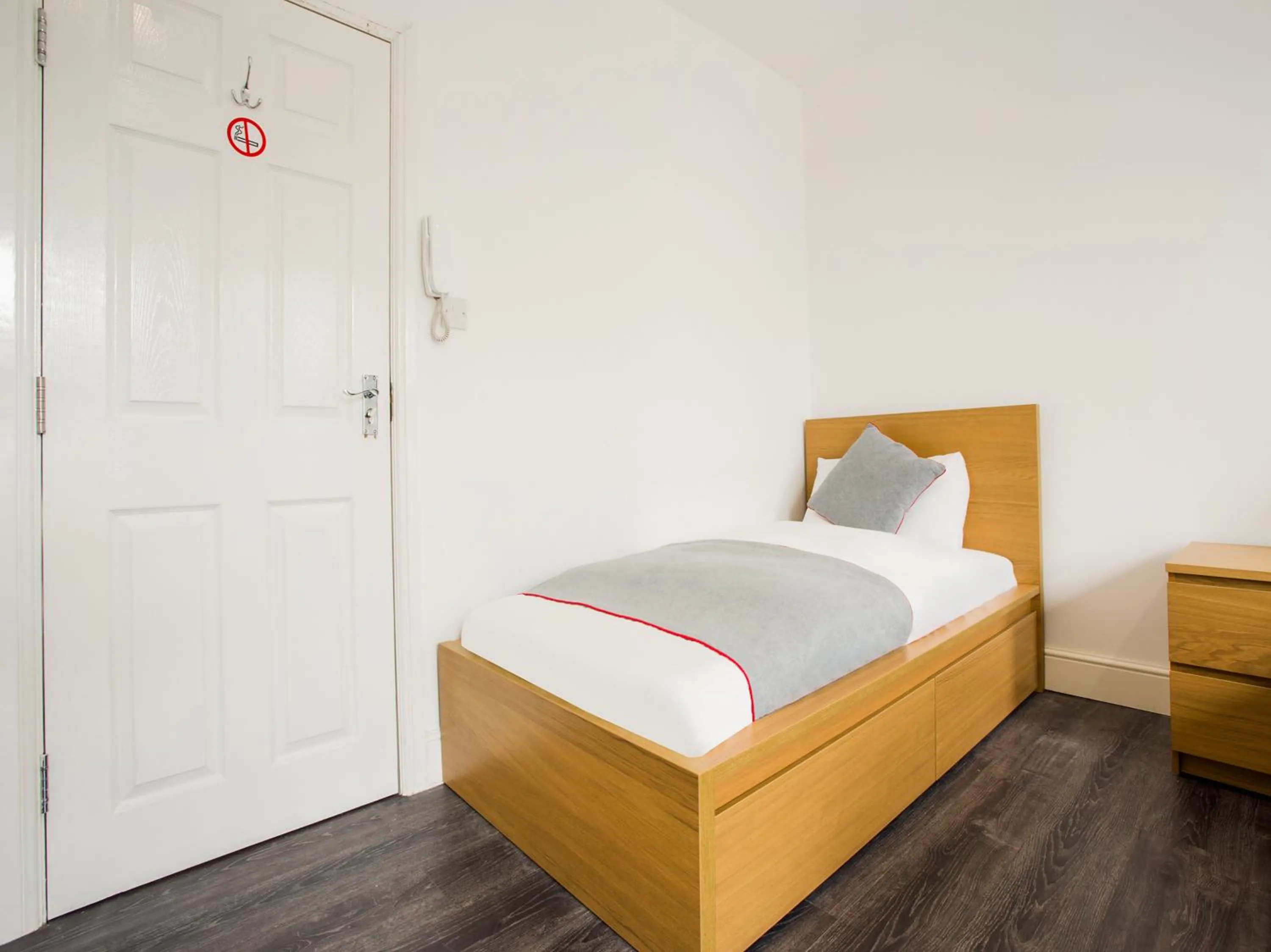 Bedroom, Bed in The Broadway Hotel - London Heathrow