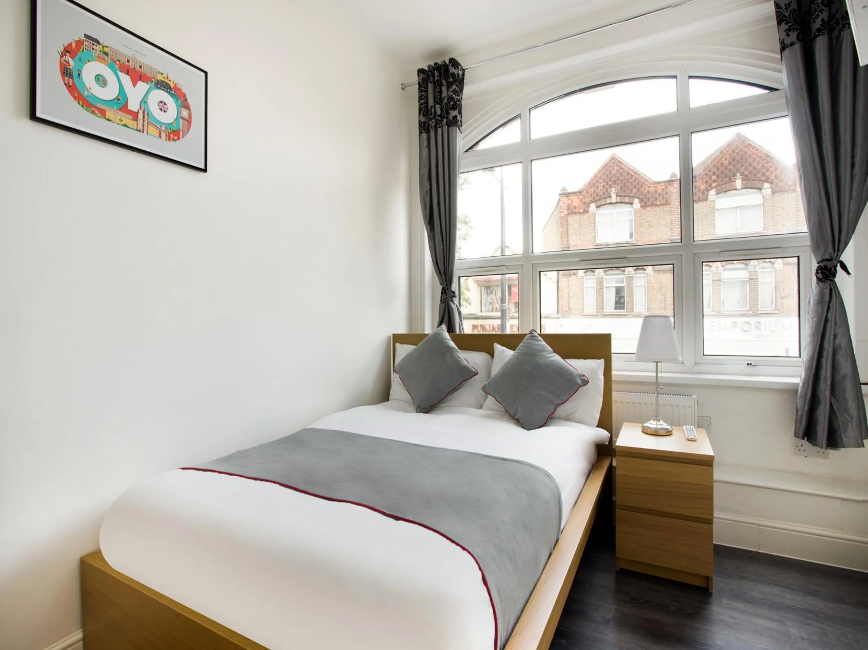 Photo of the whole room, Bed in The Broadway Hotel - London Heathrow