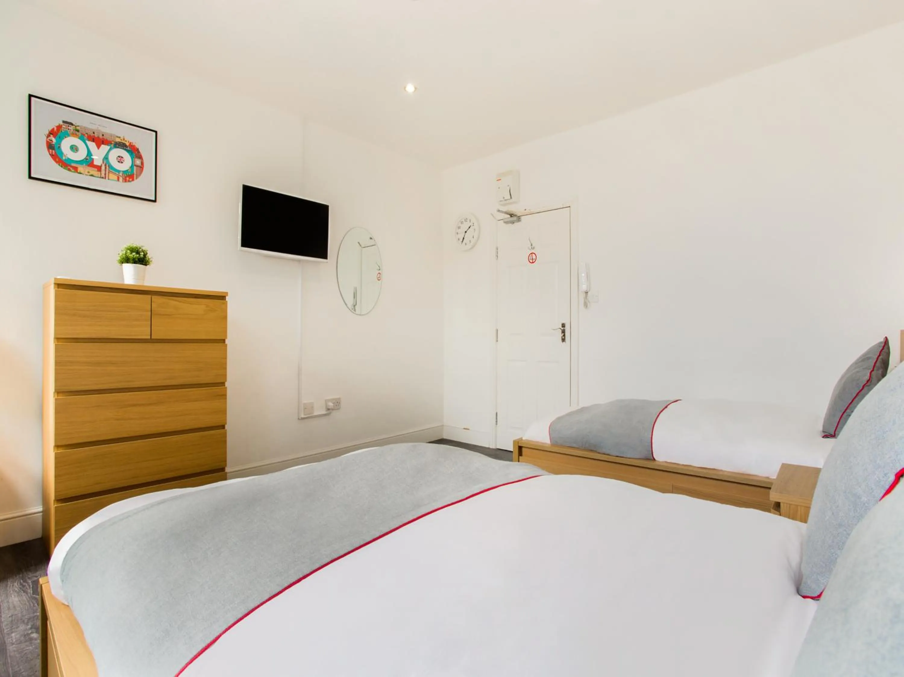 TV and multimedia, Bed in The Broadway Hotel - London Heathrow
