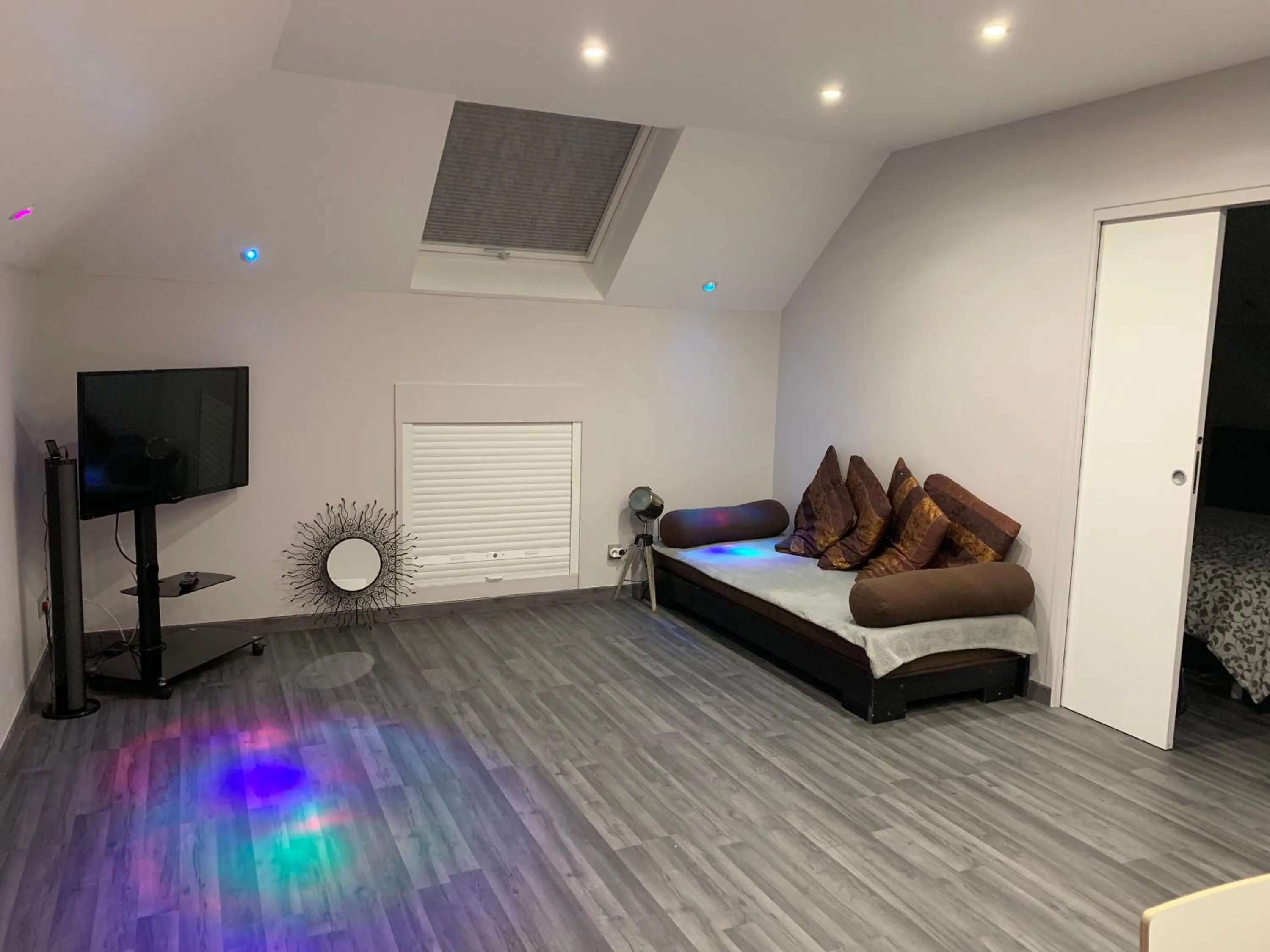 Communal lounge/ TV room in La Raimbaudière