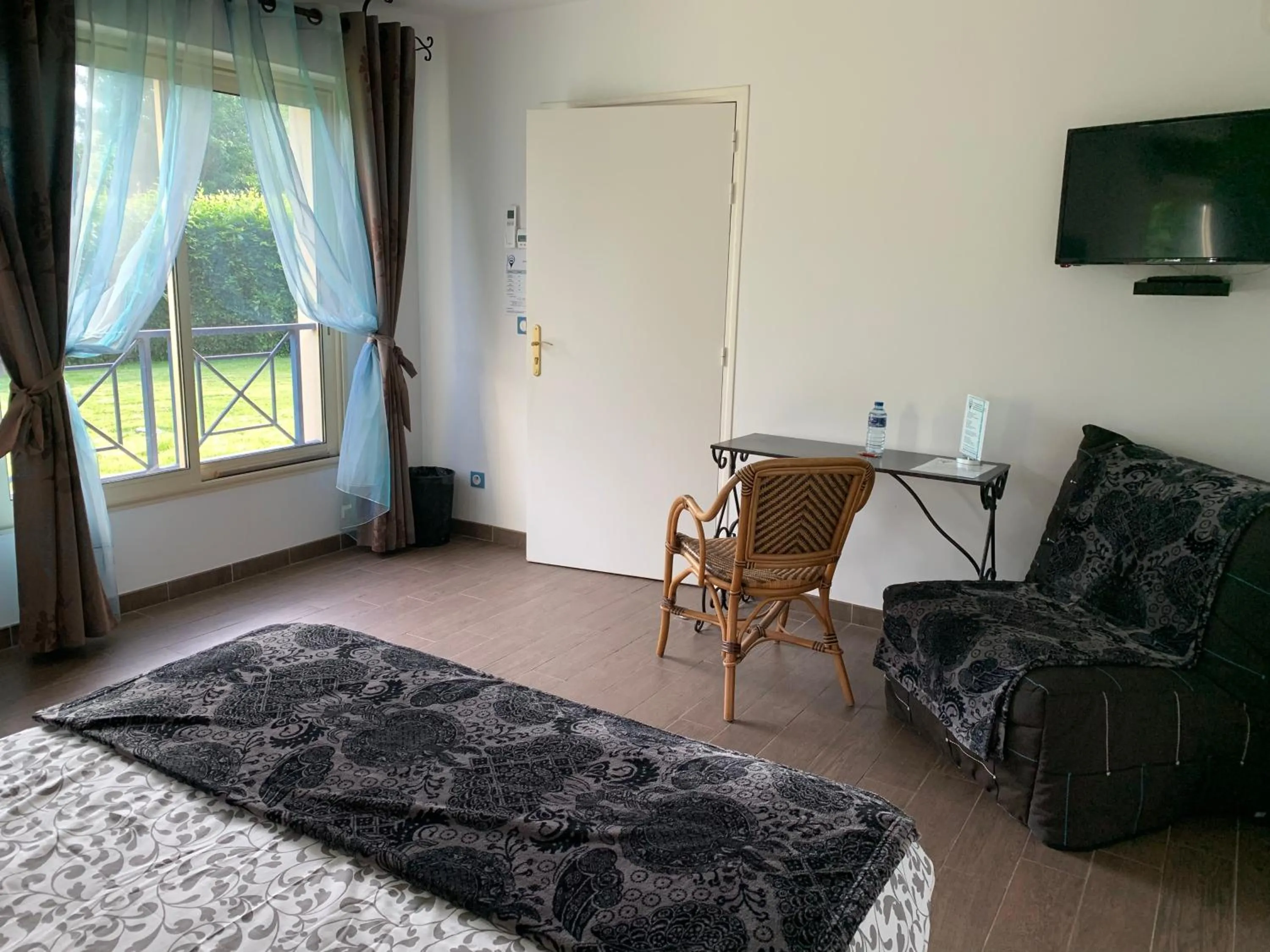 Photo of the whole room, Bed in La Raimbaudière