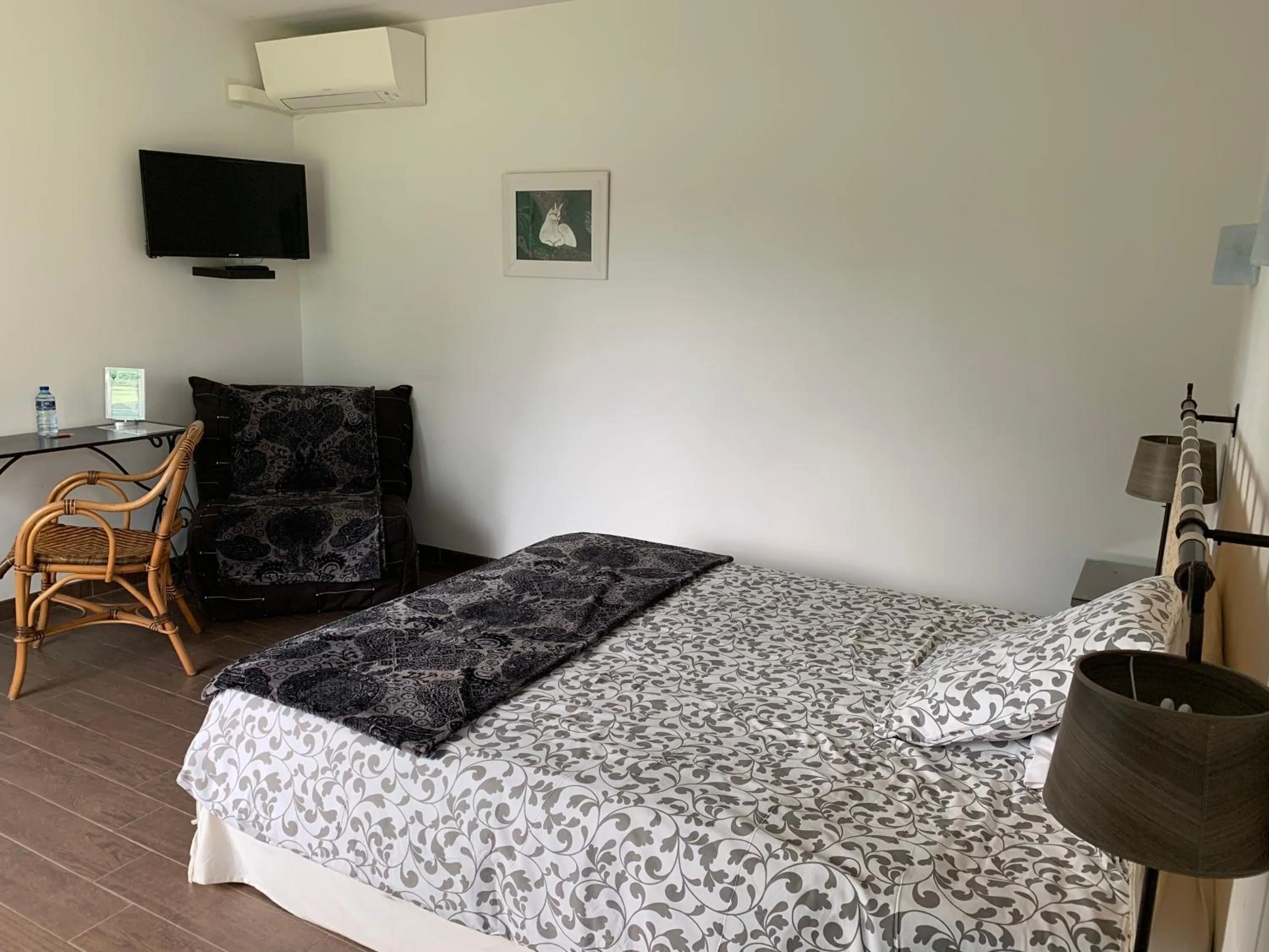 Photo of the whole room, Bed in La Raimbaudière