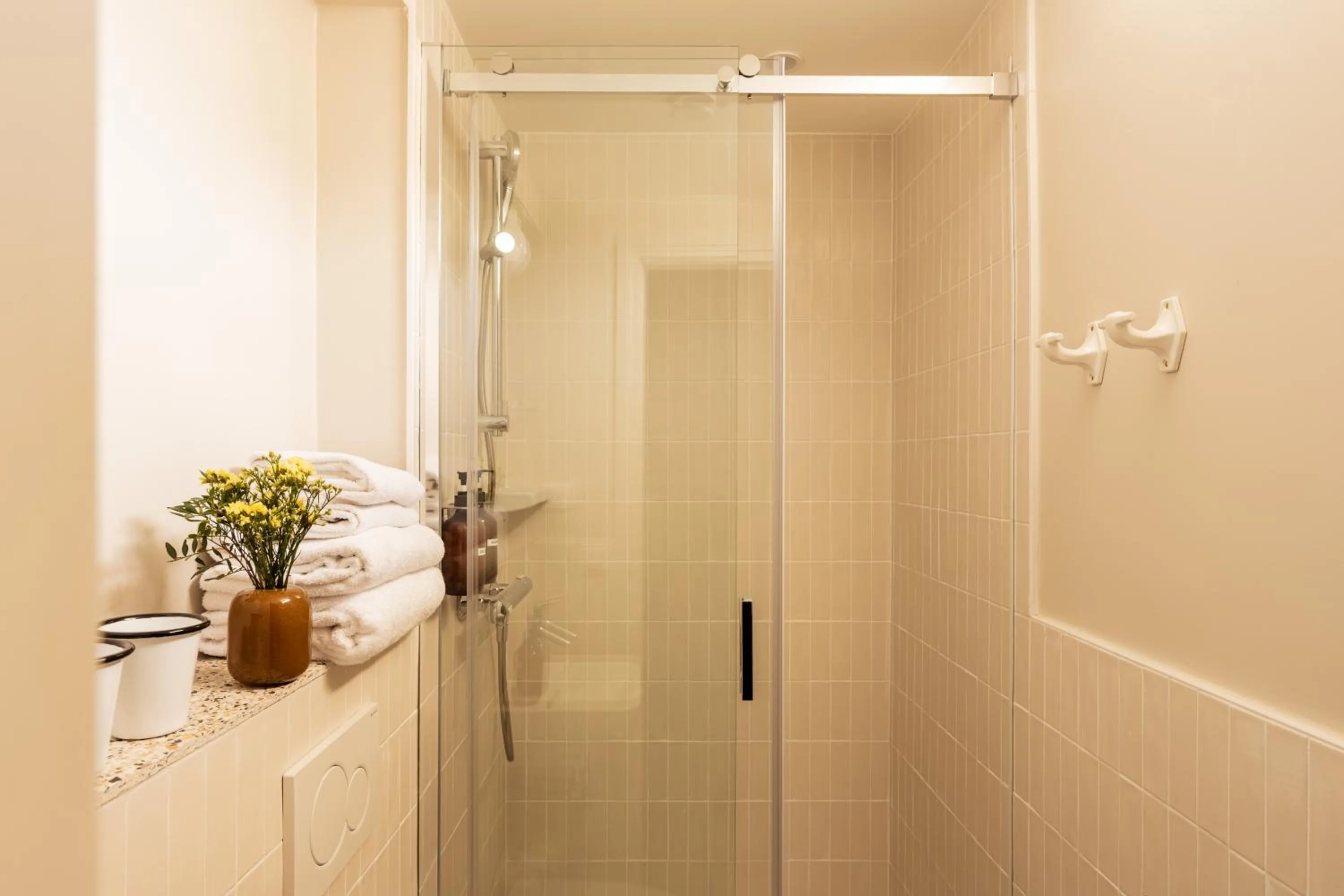 Shower in Maison Gaîté