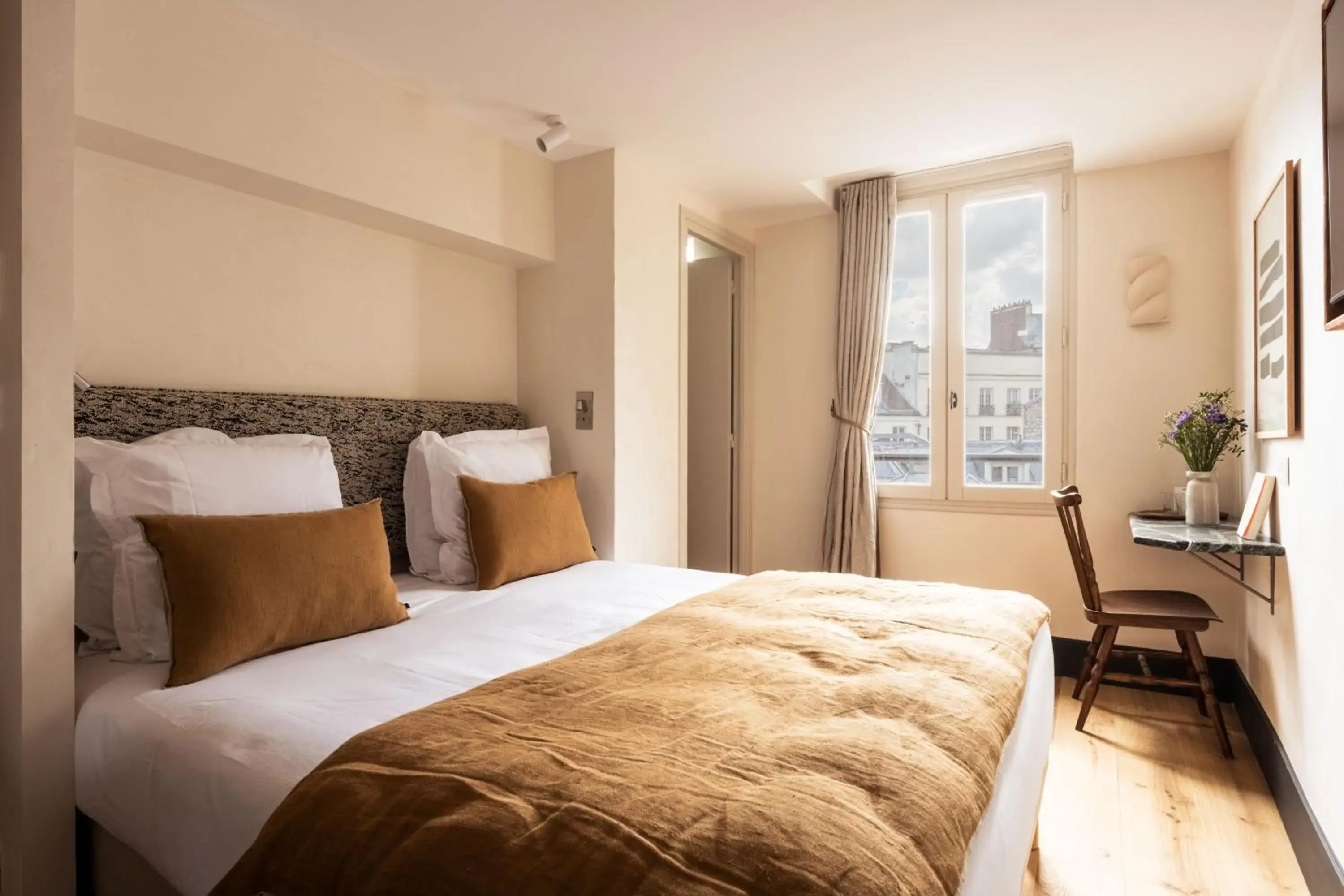 Double Room with Shower in Hôtel de la Gaîté Double Room with Shower in Hôtel de la Gaîté