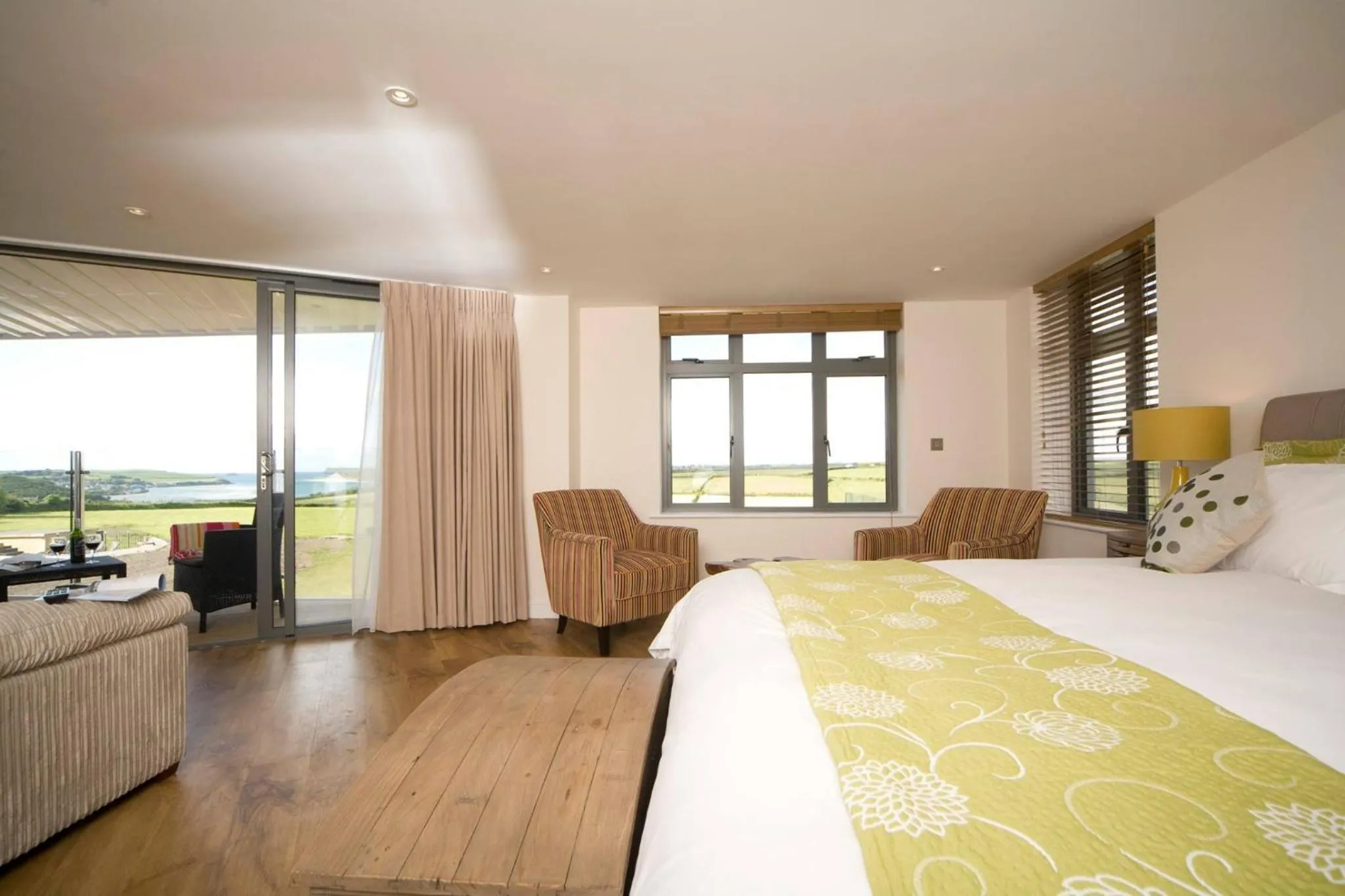Sea view, Bed in The Pickwick Inn & Oliver's Restaurant