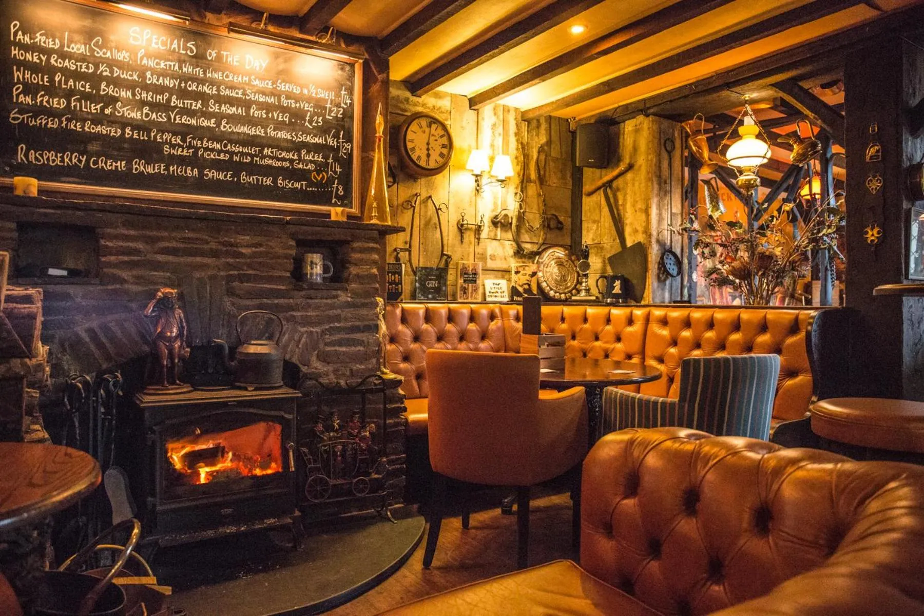 Lounge or bar in The Pickwick Inn & Oliver's Restaurant