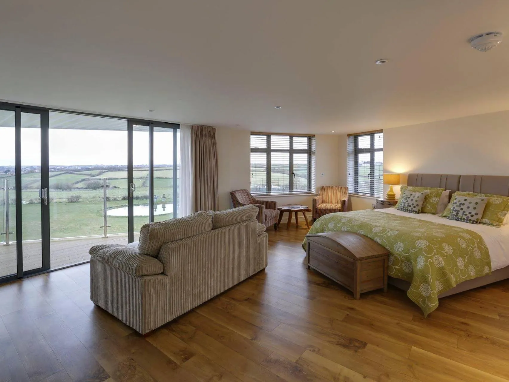 Toilet, Bed in The Pickwick Inn & Oliver's Restaurant