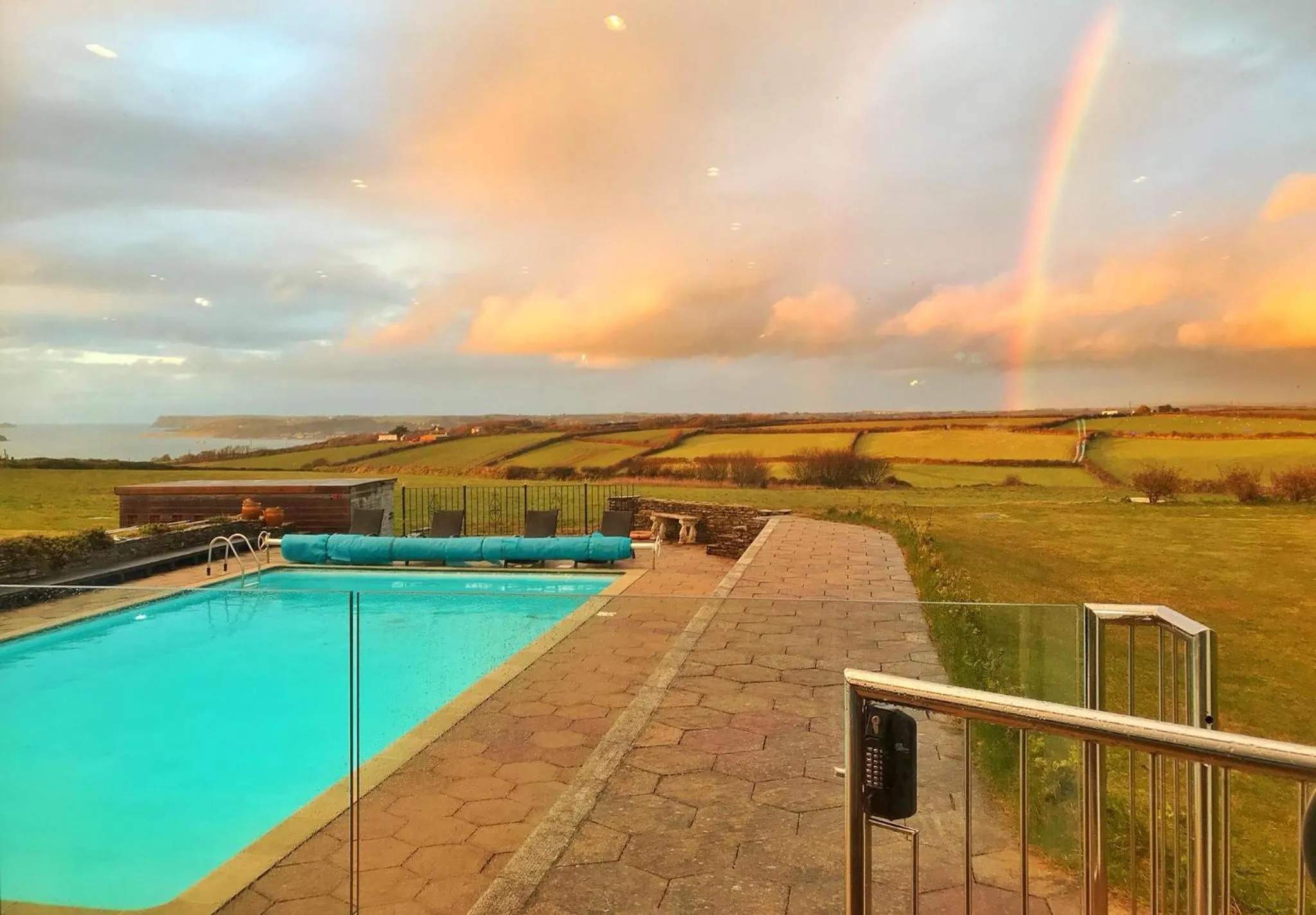 Swimming pool in The Pickwick Inn & Oliver's Restaurant