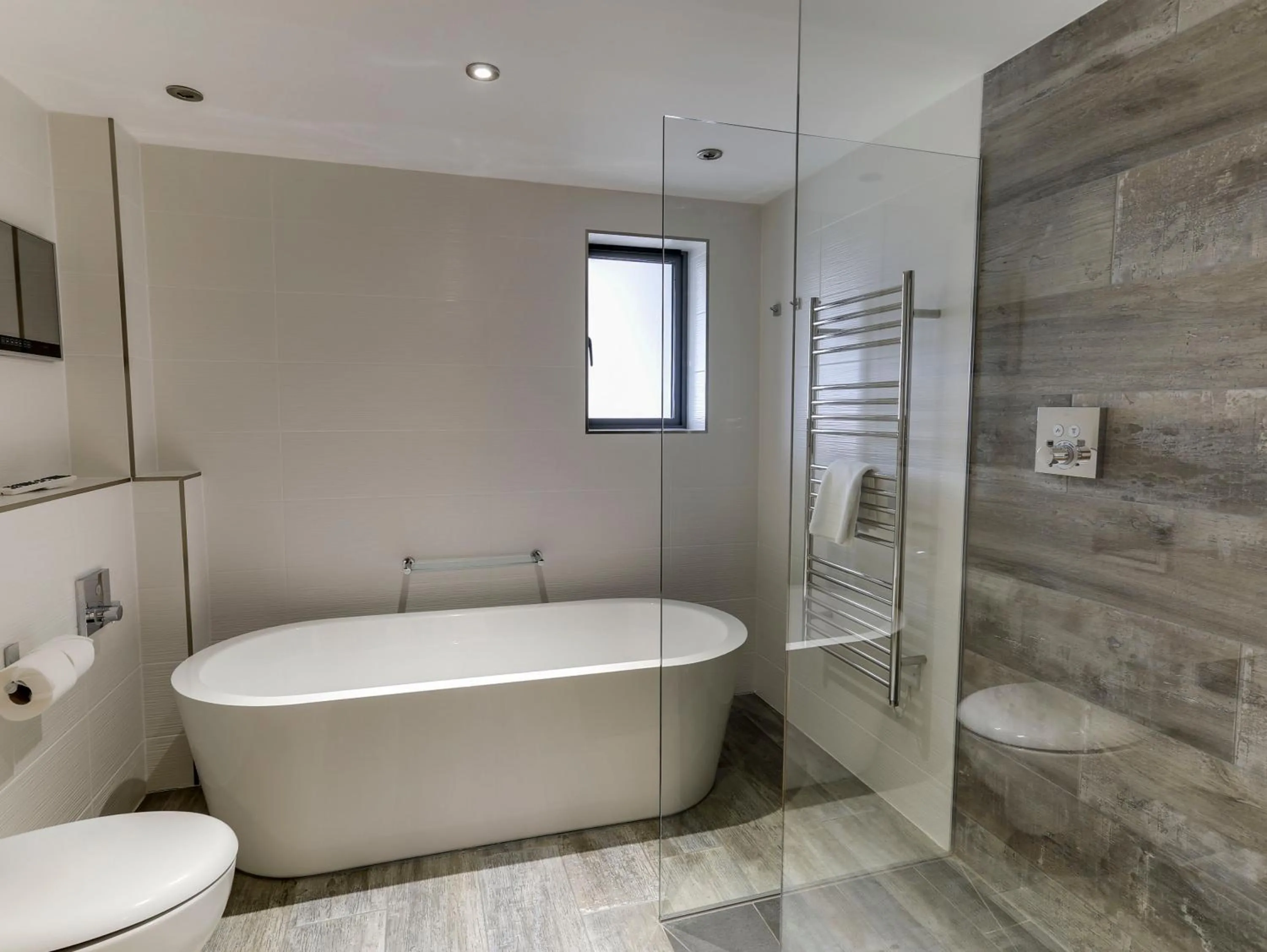 Shower in The Pickwick Inn & Oliver's Restaurant