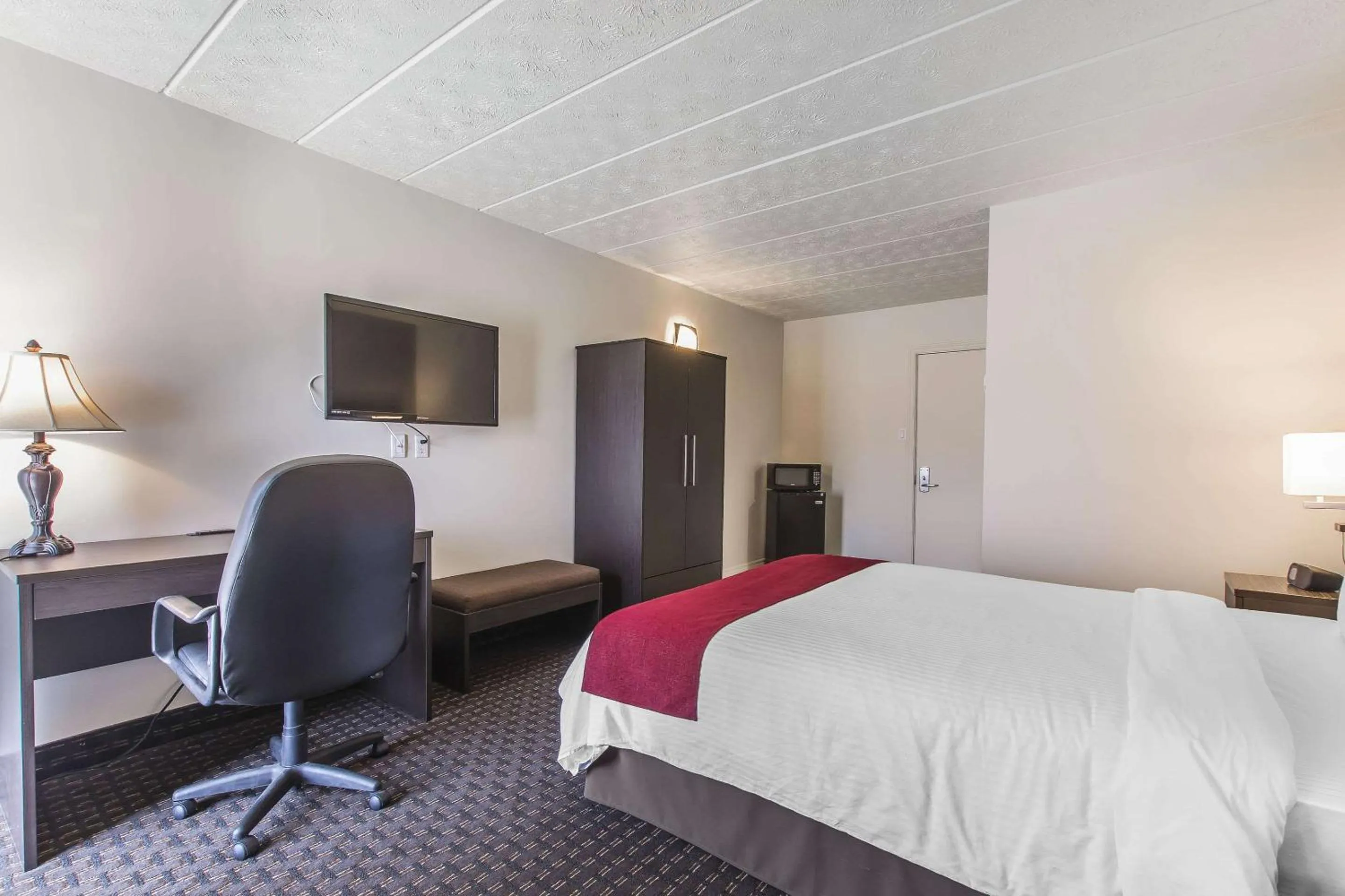 Photo of the whole room, Bed in Hôtel Le Principal