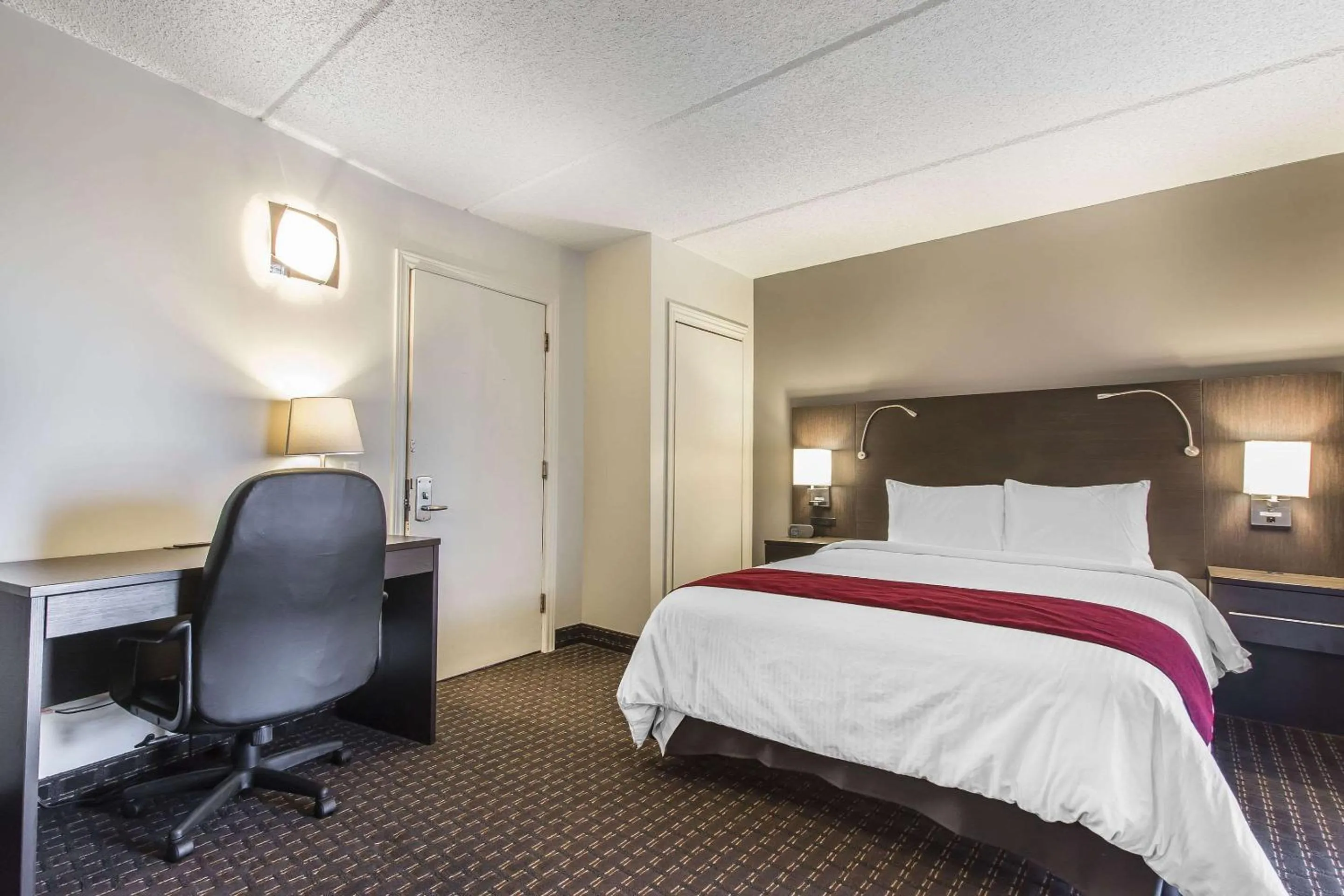 Photo of the whole room, Bed in Hôtel Le Principal