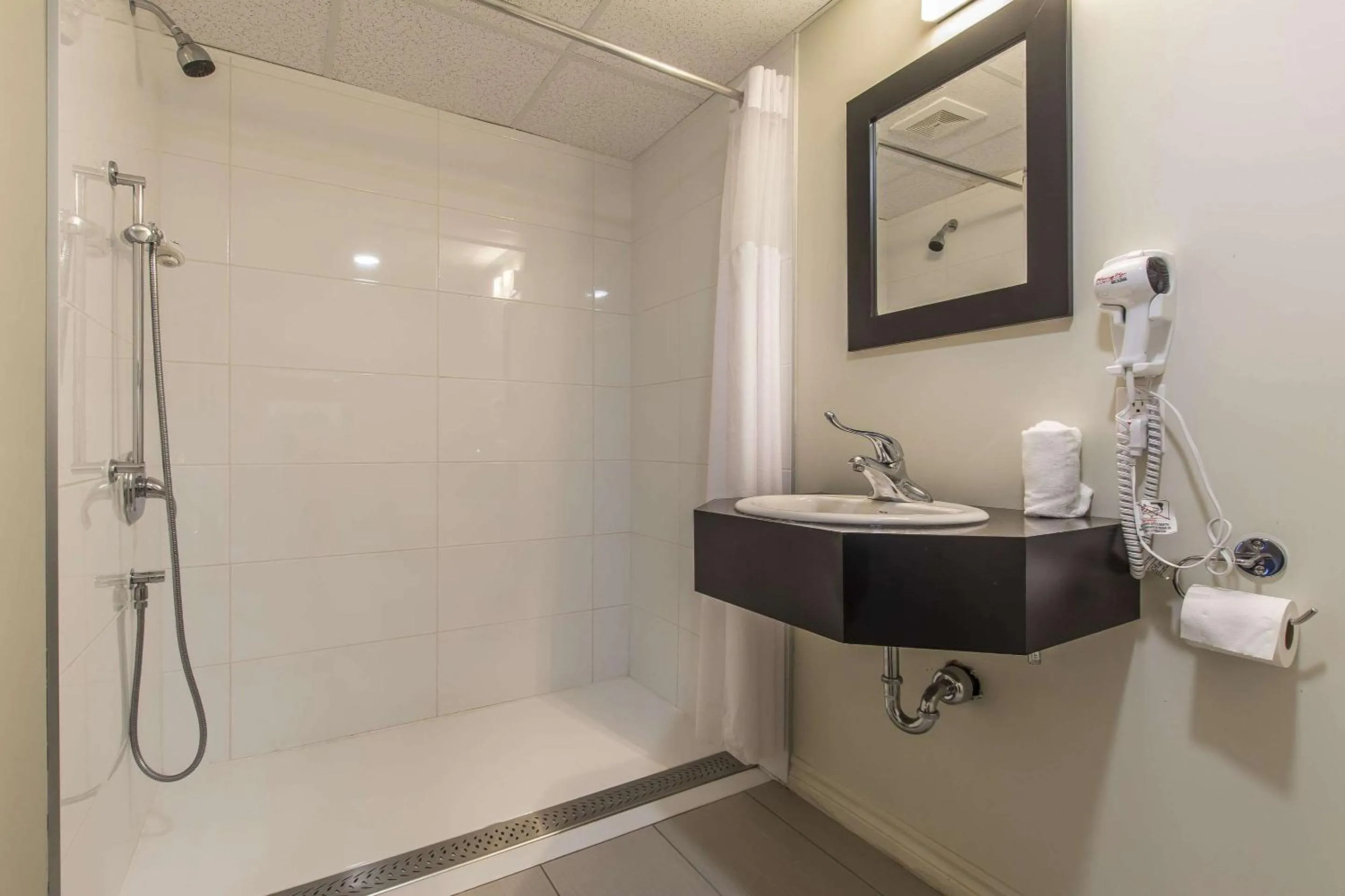 Bathroom in Hôtel Le Principal