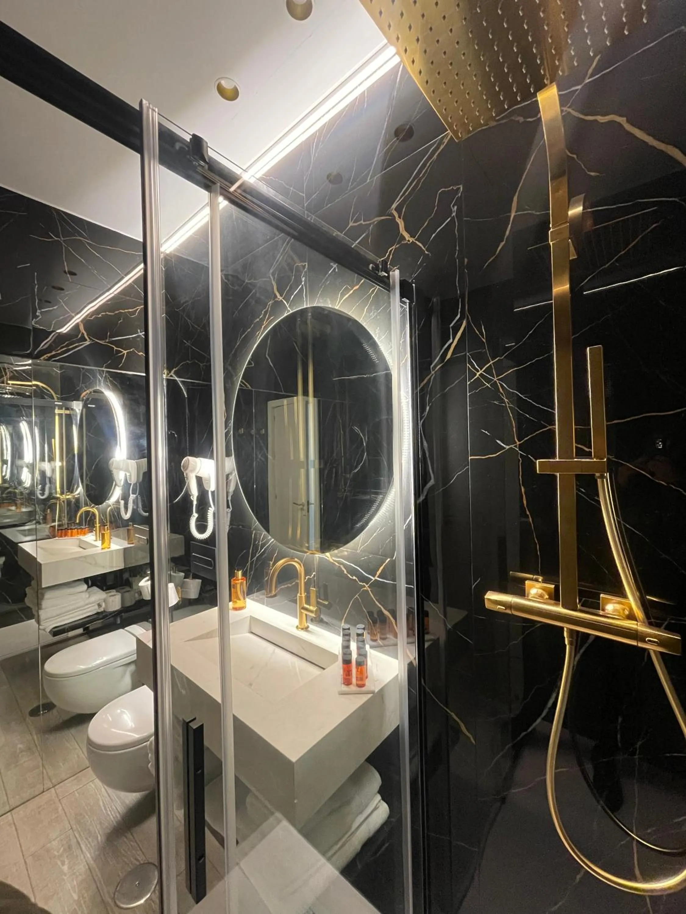 Bathroom in Apartamentos Sevilla Centro