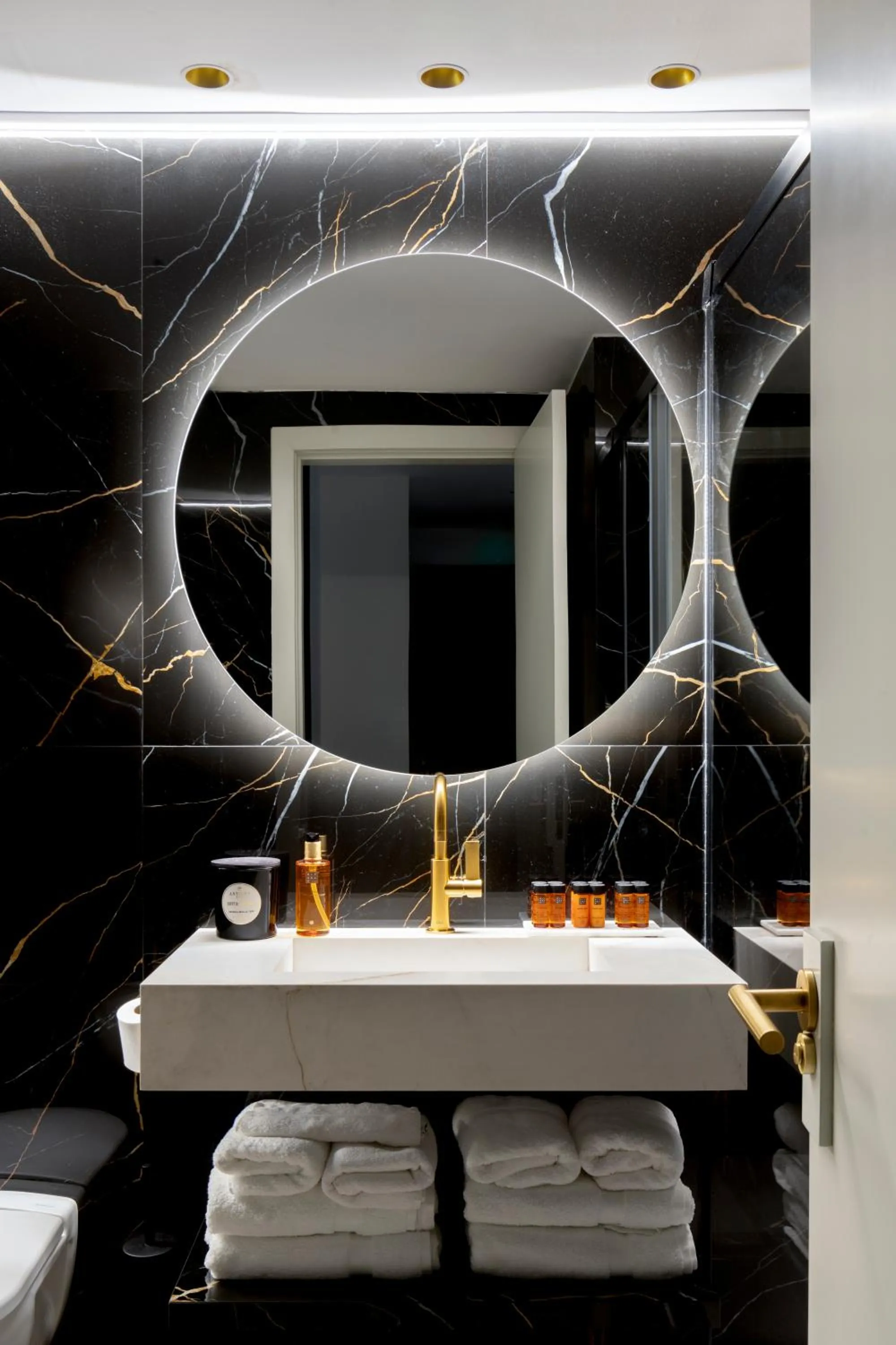 Bathroom in Apartamentos Sevilla Centro