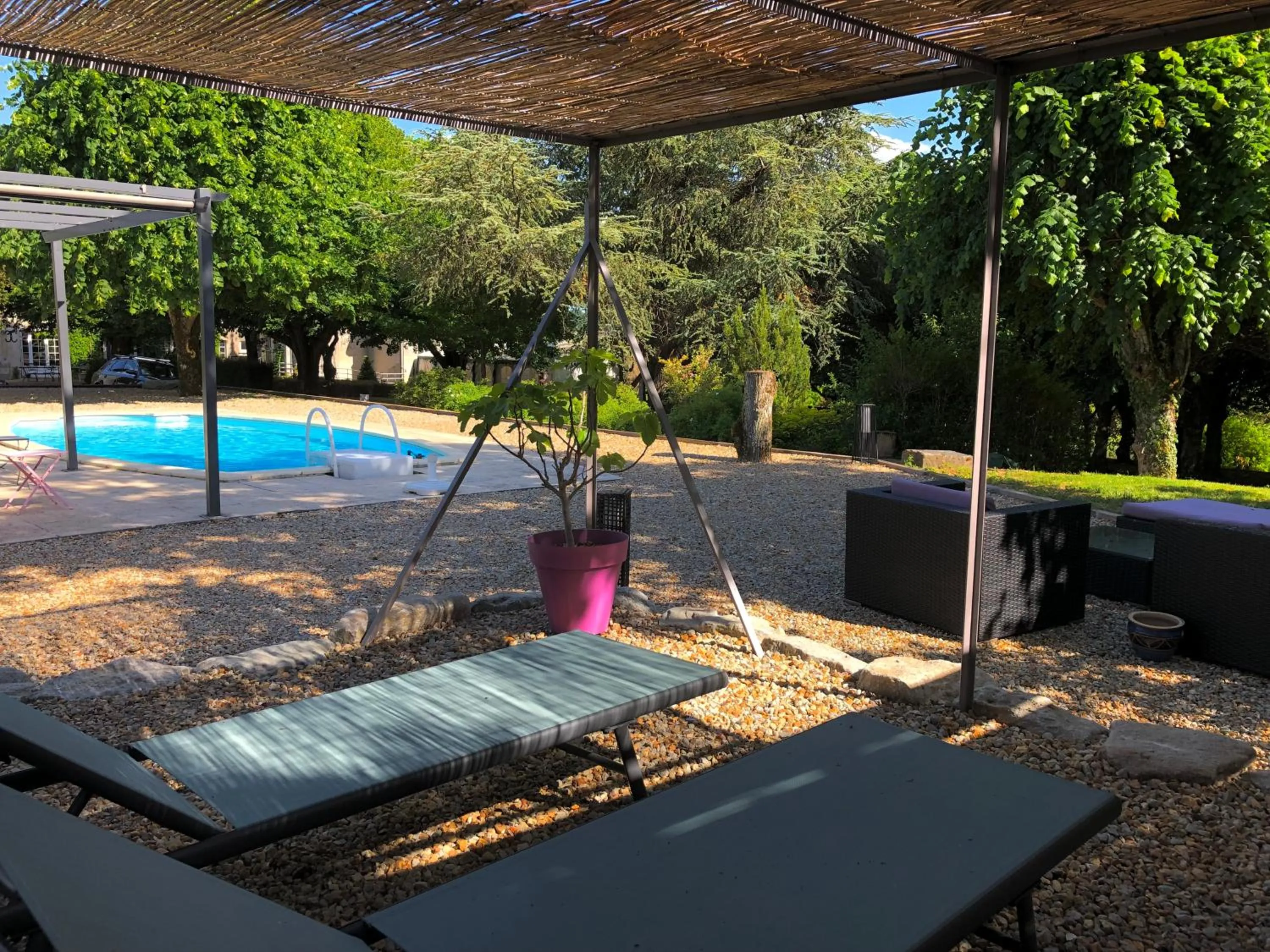 Swimming pool in Au Bonheur Dupré B&B