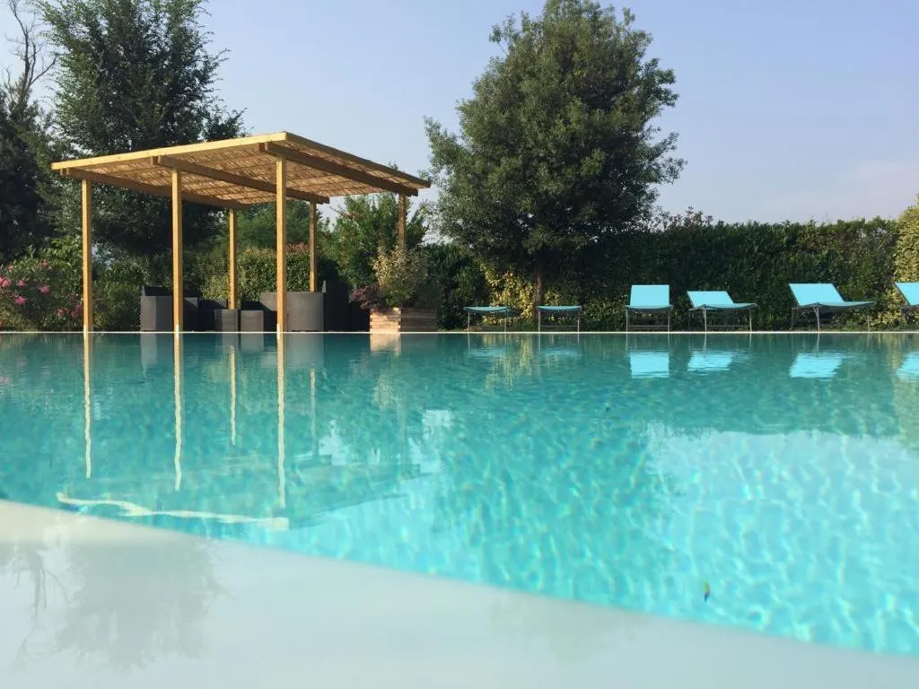 Swimming pool in B&B Al Mulino