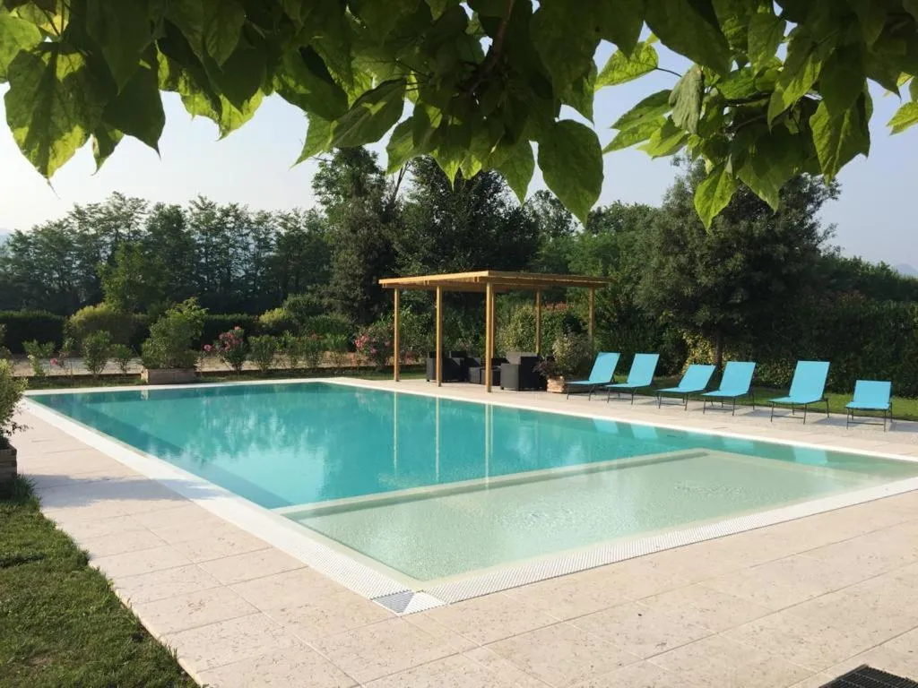 Swimming pool in B&B Al Mulino