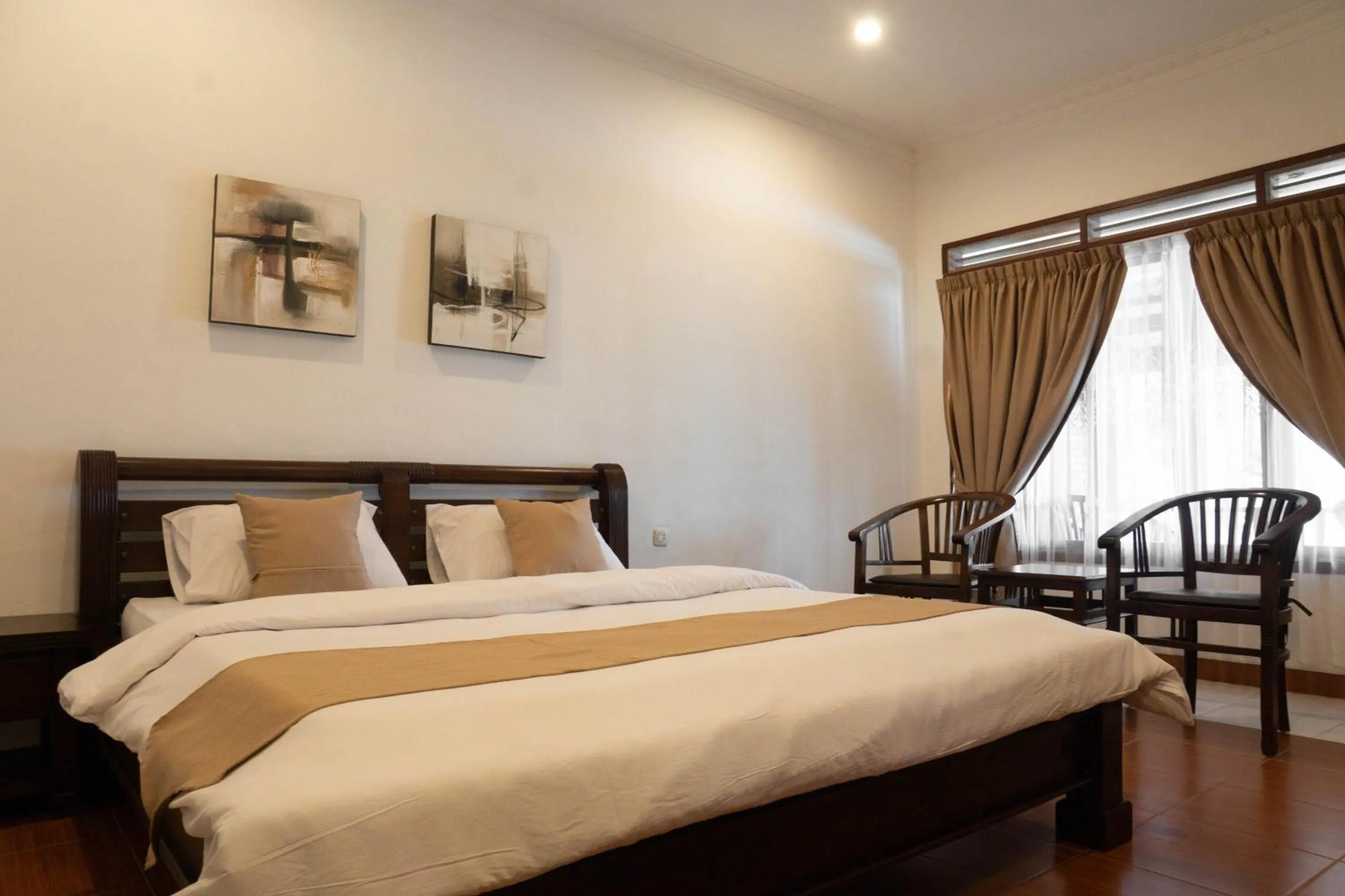 Bedroom, Bed in Toledo Inn