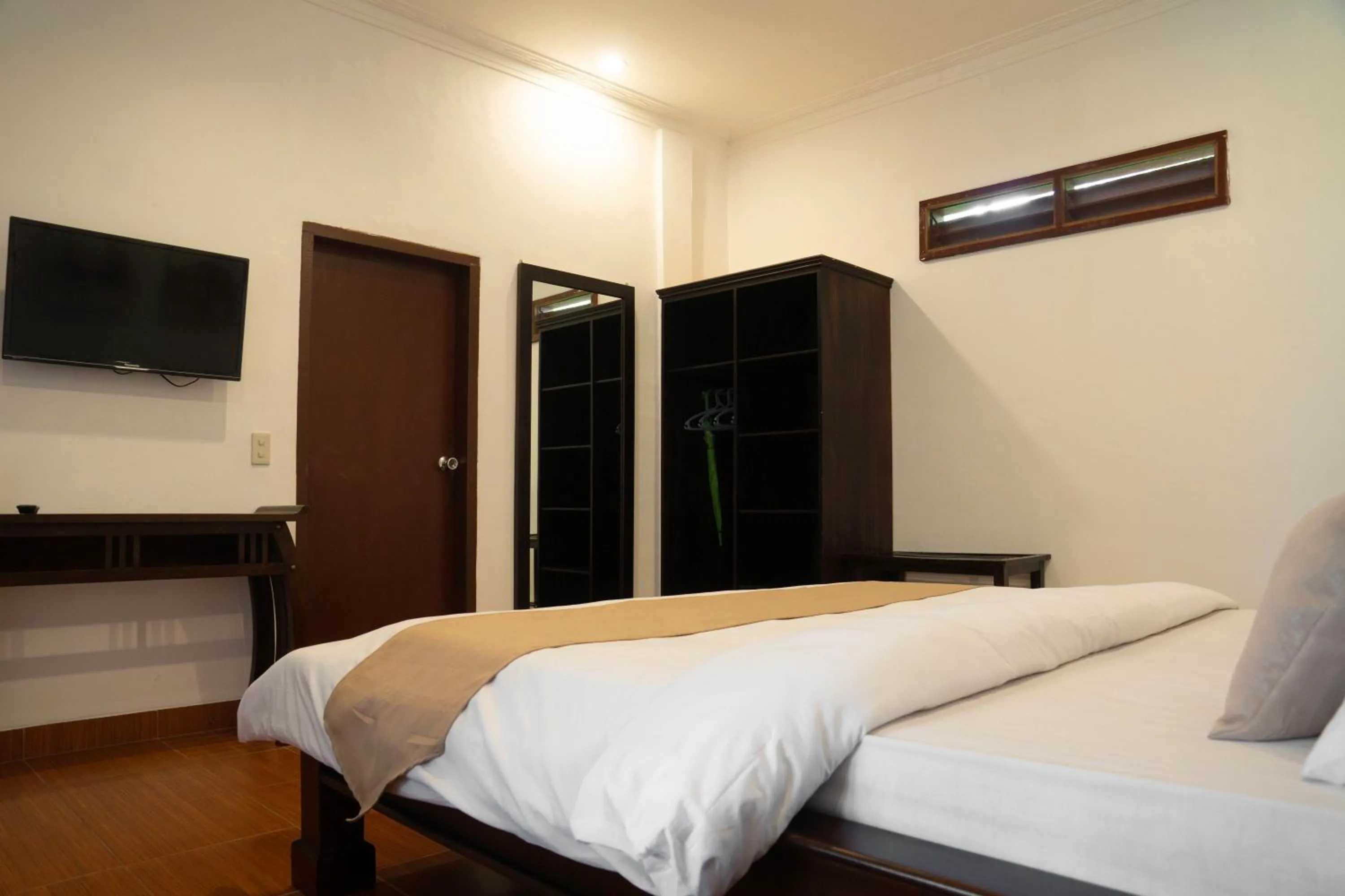 Bedroom, Bed in Toledo Inn