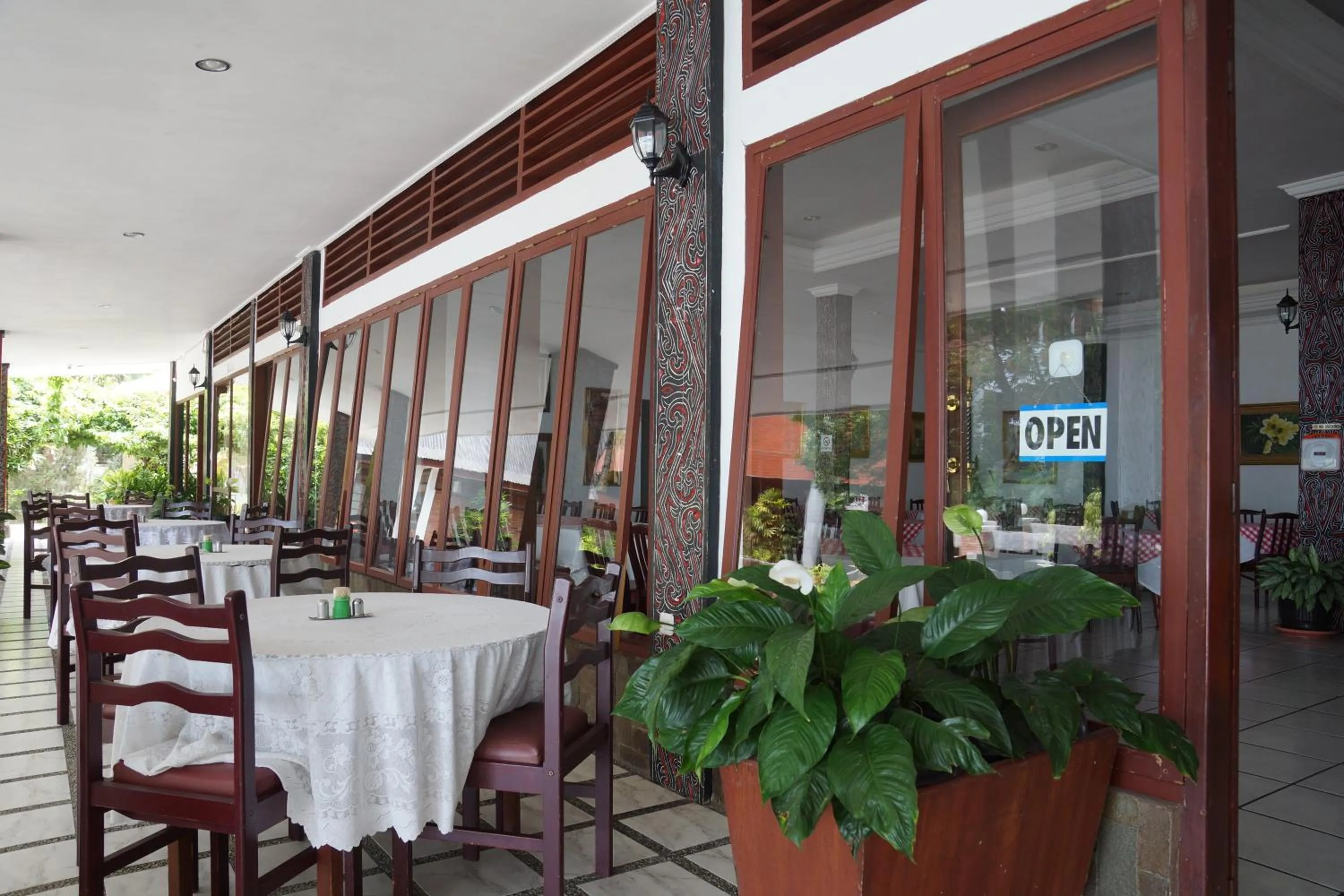 Restaurant/places to eat in Toledo Inn