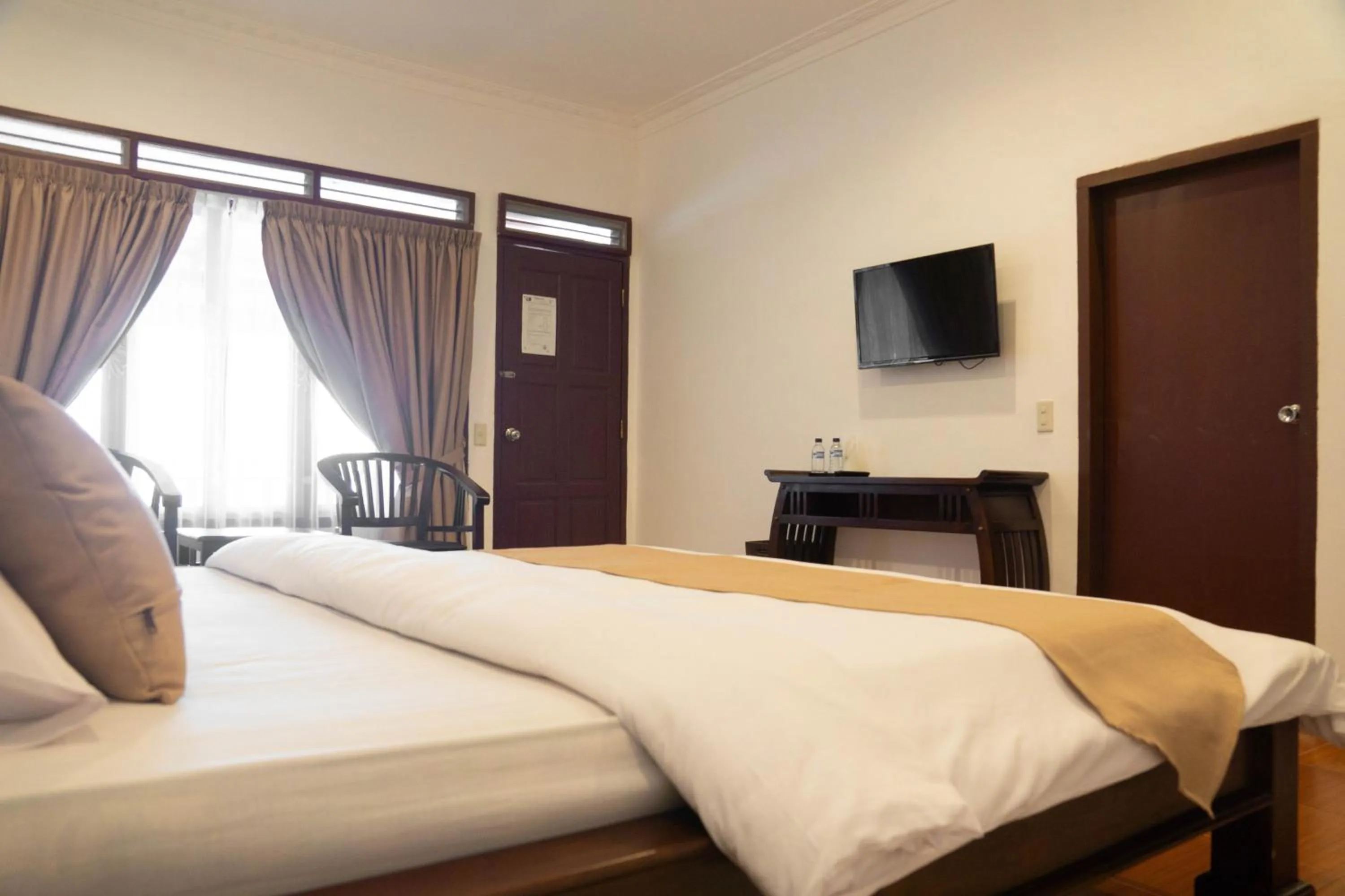 Bedroom, Bed in Toledo Inn