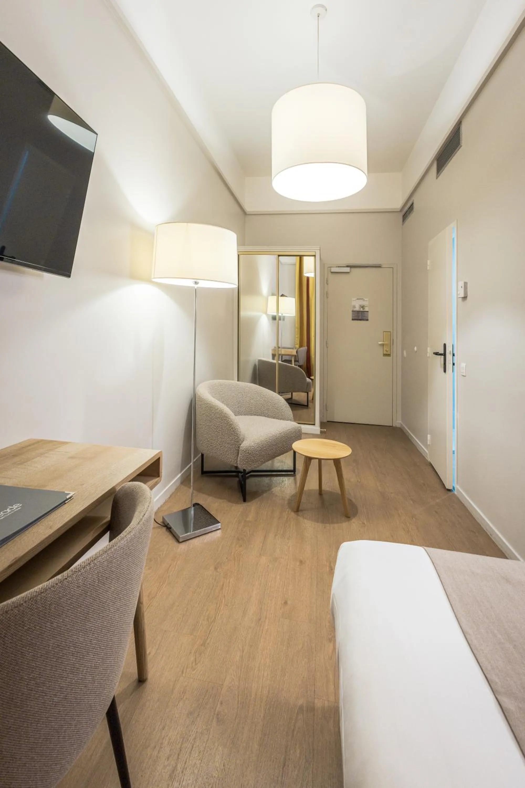 TV and multimedia, Bed in Hôtel Miléade L'Orangeraie - entièrement rénové