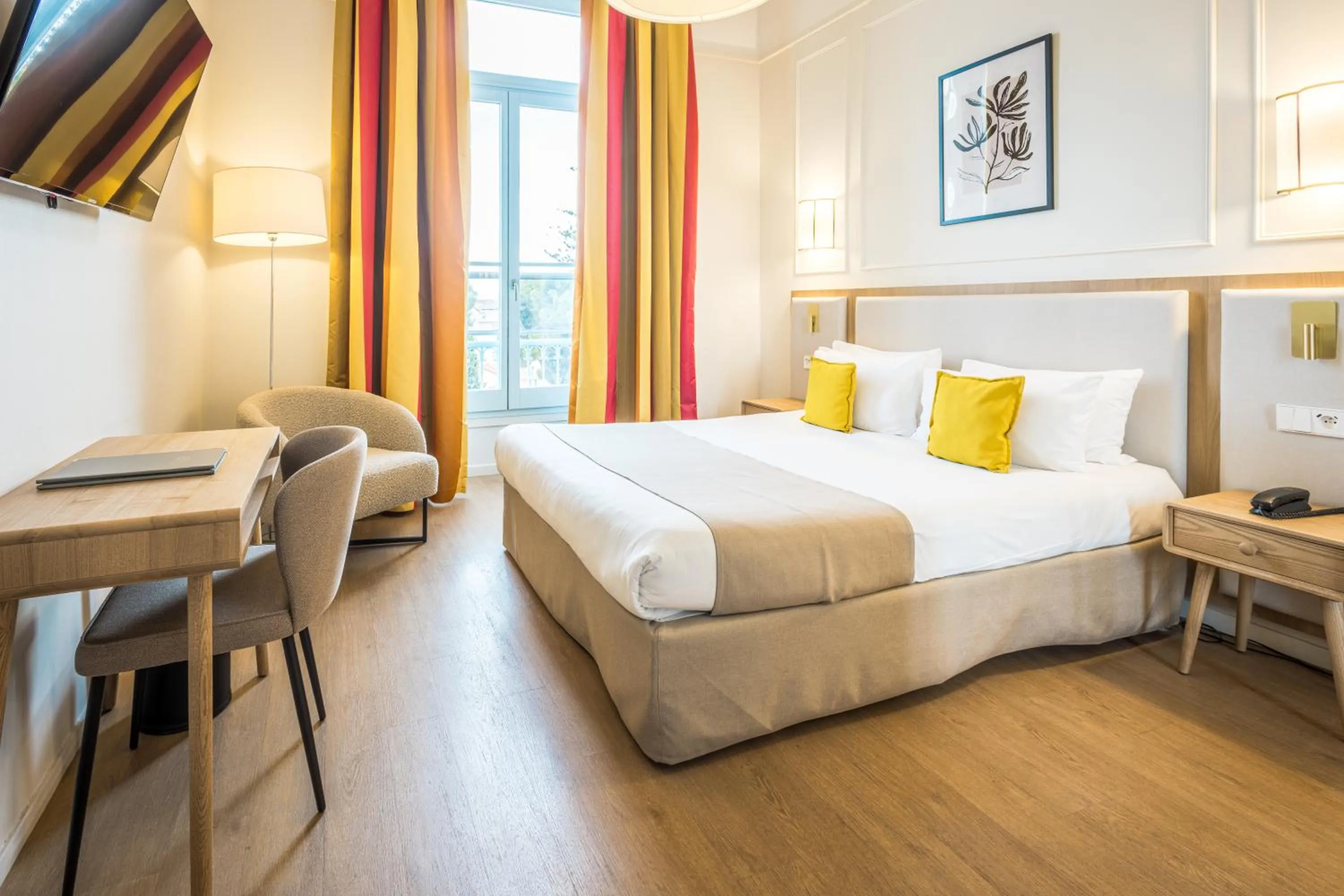 TV and multimedia, Bed in Hôtel Miléade L'Orangeraie - entièrement rénové