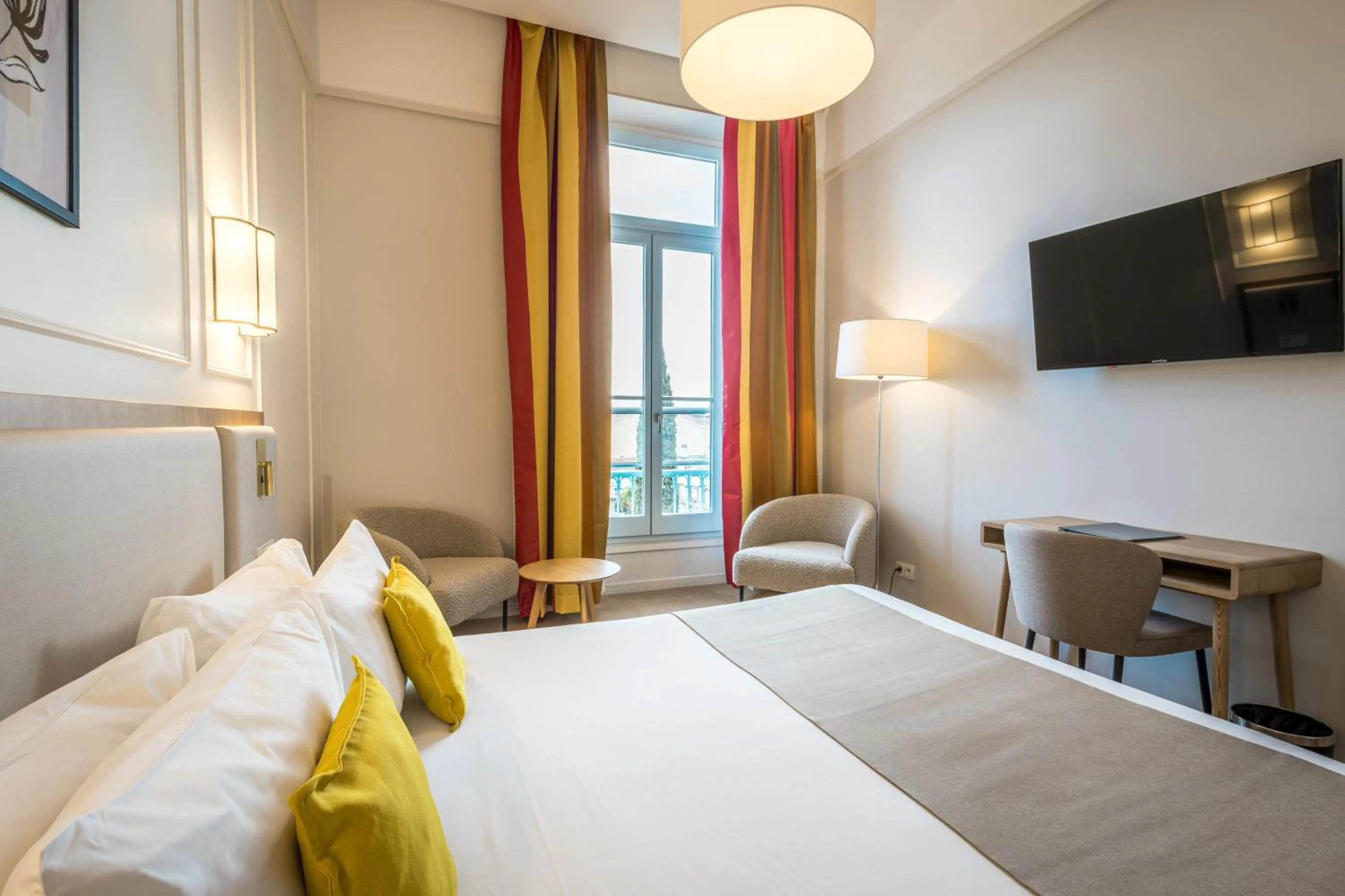 Photo of the whole room, Bed in Hôtel Miléade L'Orangeraie - entièrement rénové