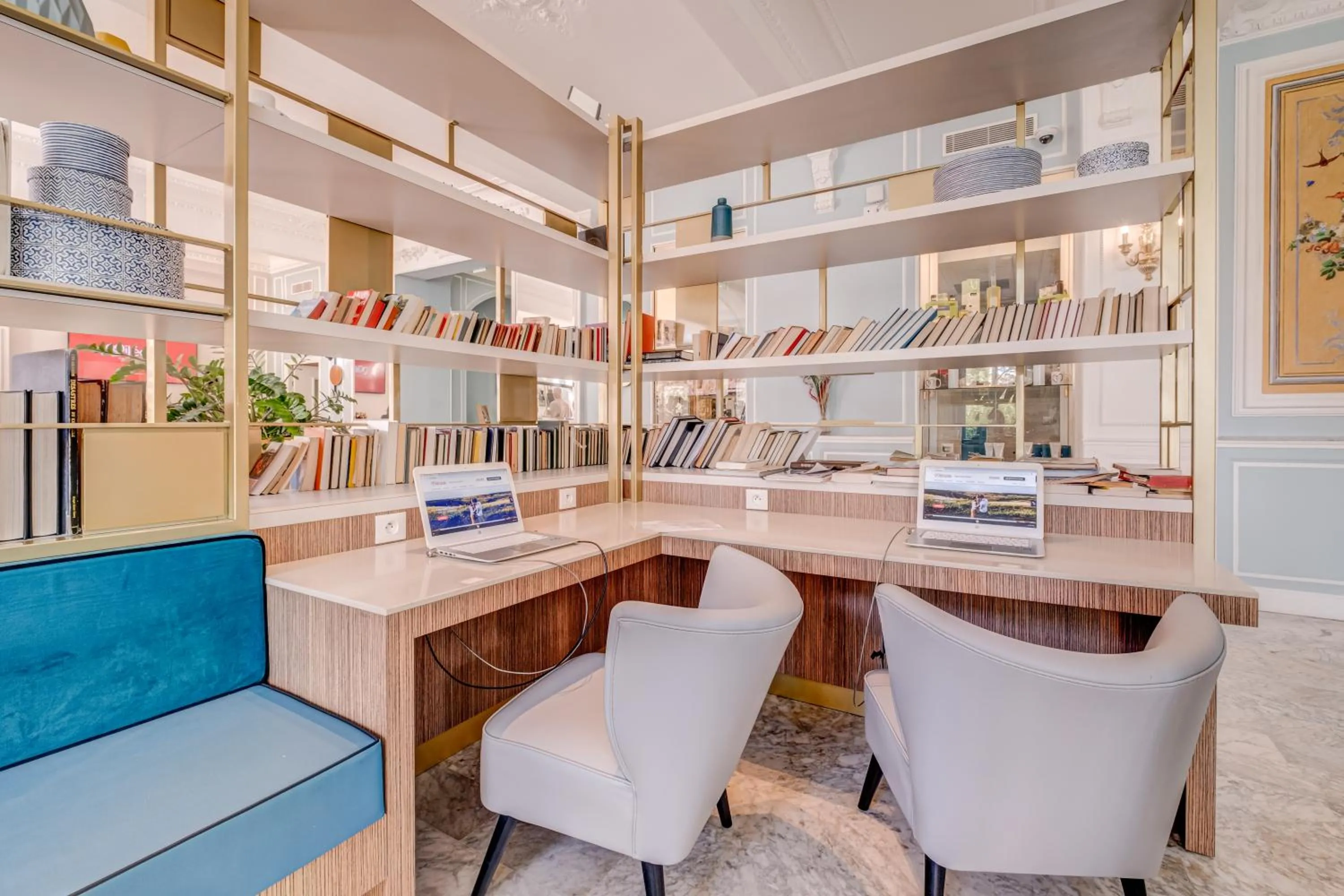 Living room in Hôtel Miléade L'Orangeraie - entièrement rénové