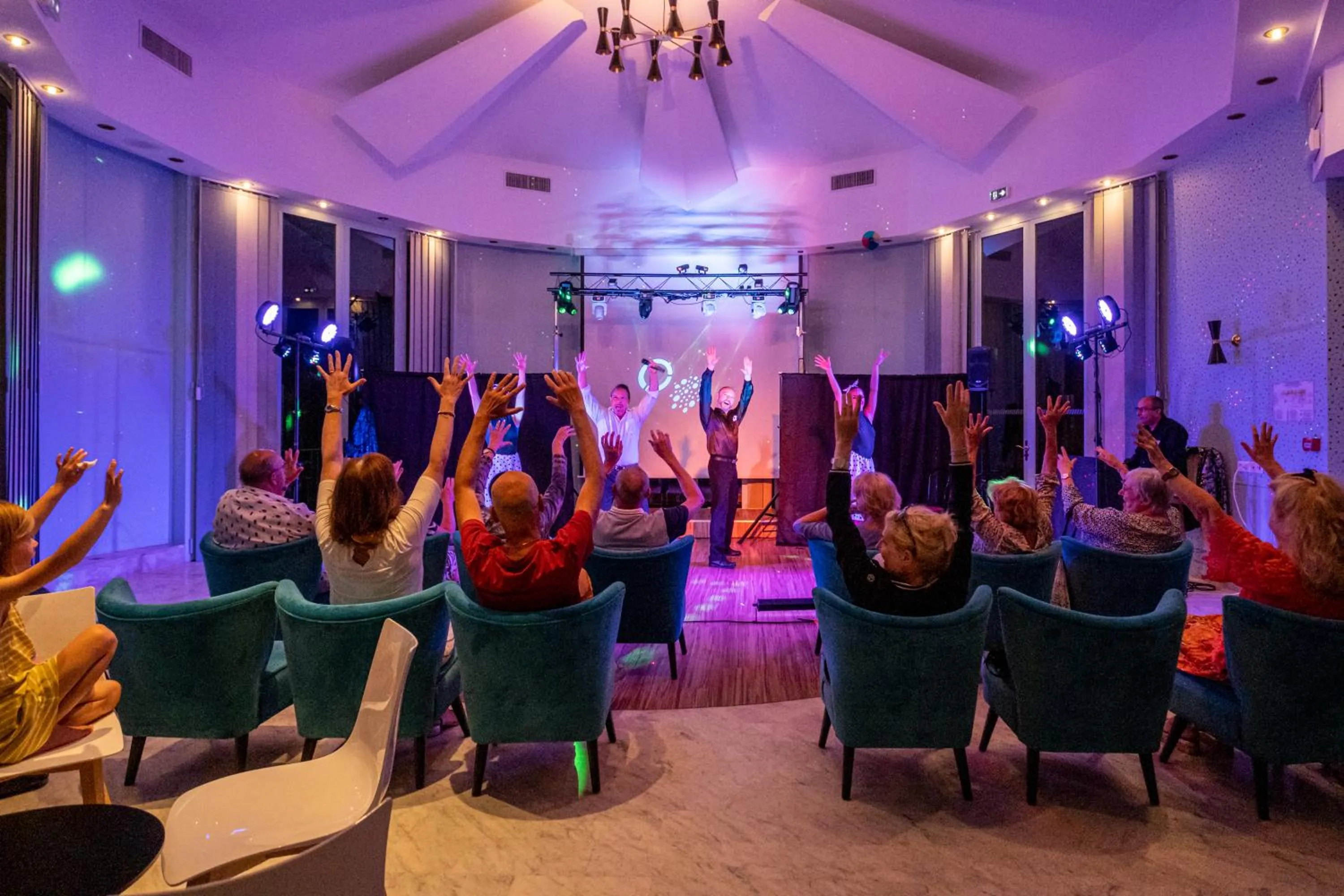 Evening entertainment in Hôtel Miléade L'Orangeraie - entièrement rénové