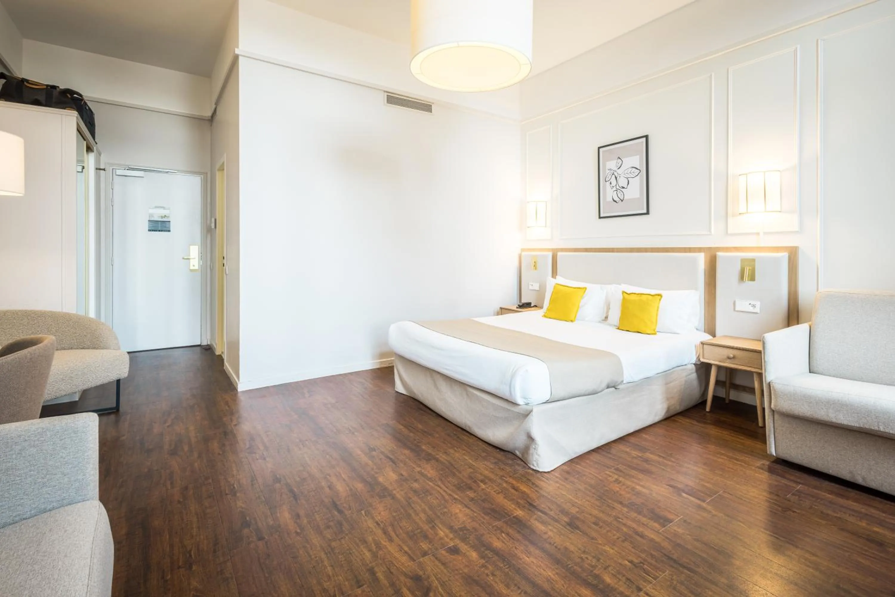 Photo of the whole room, Bed in Hôtel Miléade L'Orangeraie - entièrement rénové