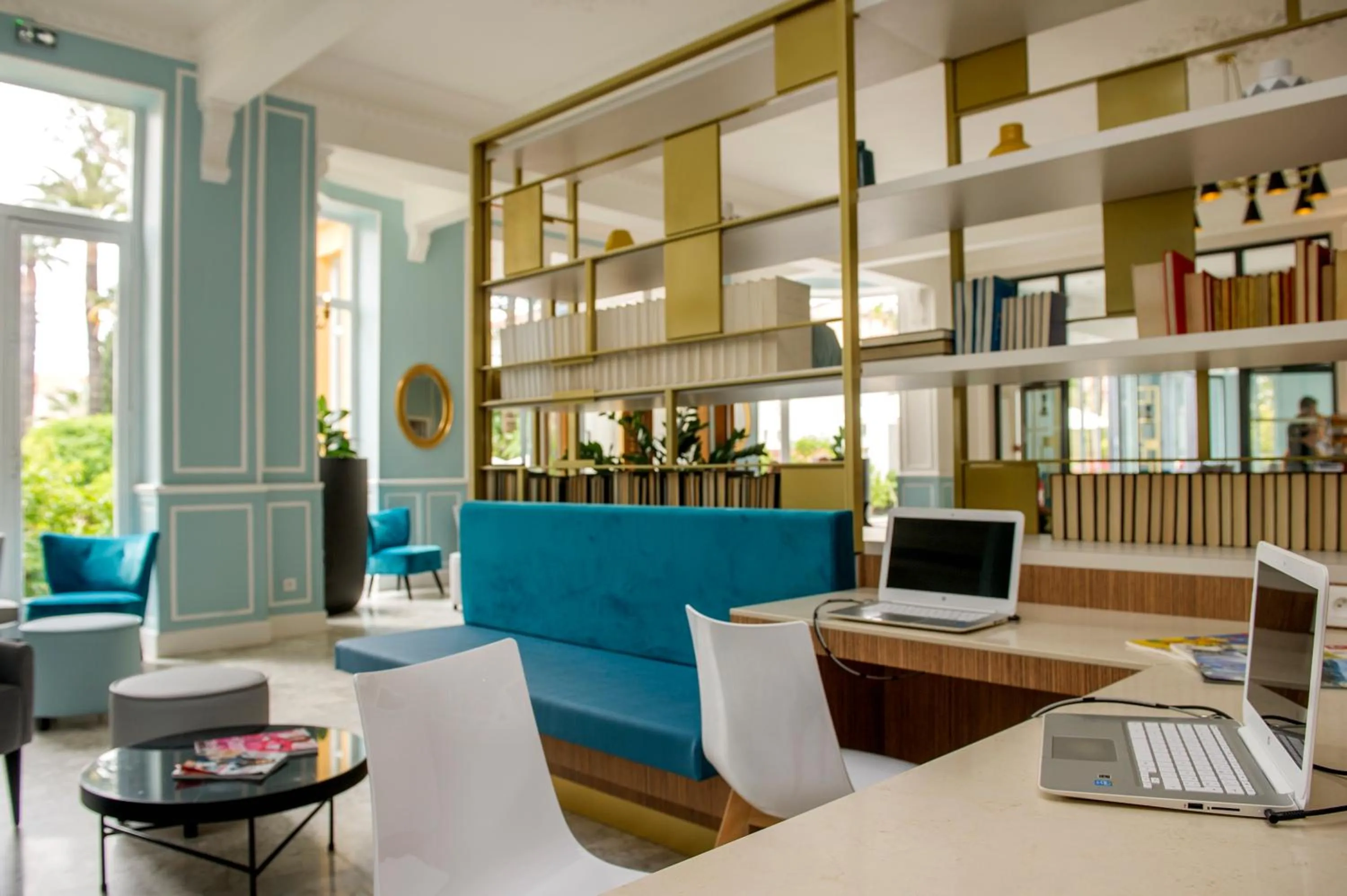 Lounge or bar in Hôtel Miléade L'Orangeraie - entièrement rénové