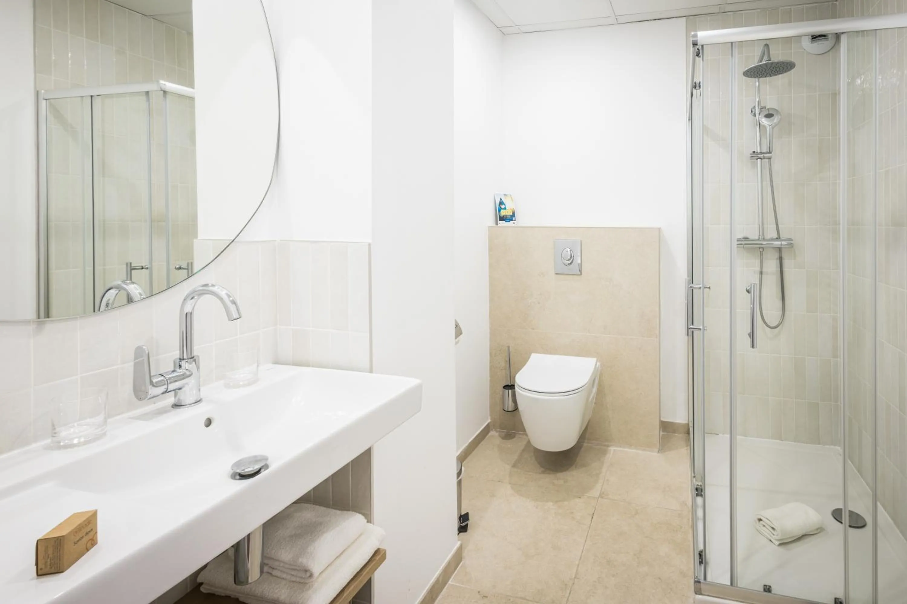 Bathroom in Hôtel Miléade L'Orangeraie - entièrement rénové