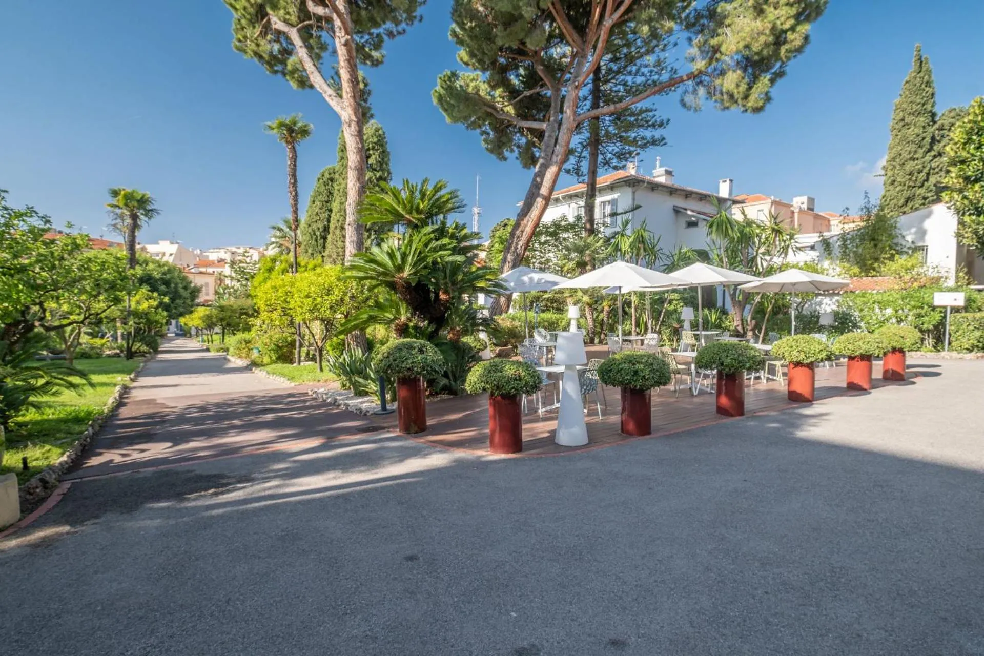 Garden in Hôtel Miléade L'Orangeraie - entièrement rénové