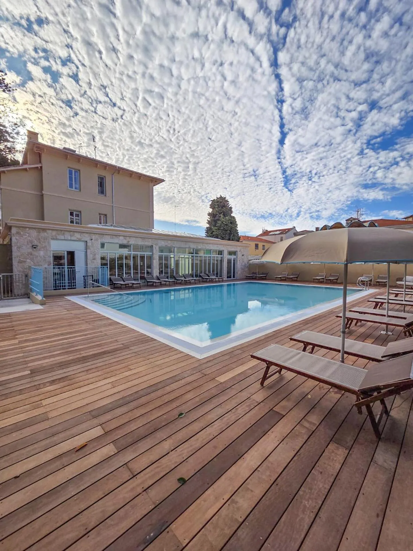 Swimming pool in Hôtel Miléade L'Orangeraie - entièrement rénové