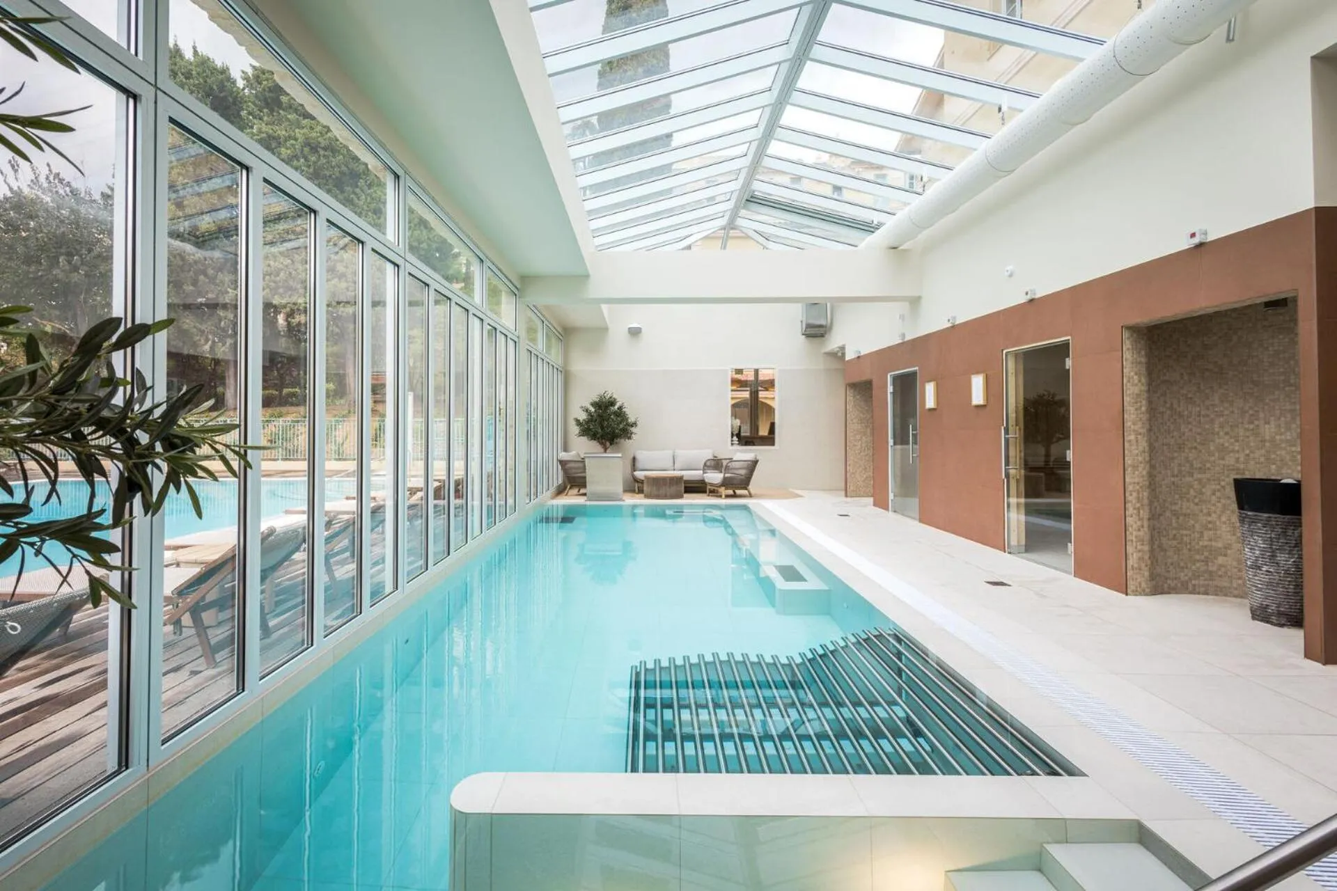 Hot Tub in Hôtel Miléade L'Orangeraie - entièrement rénové