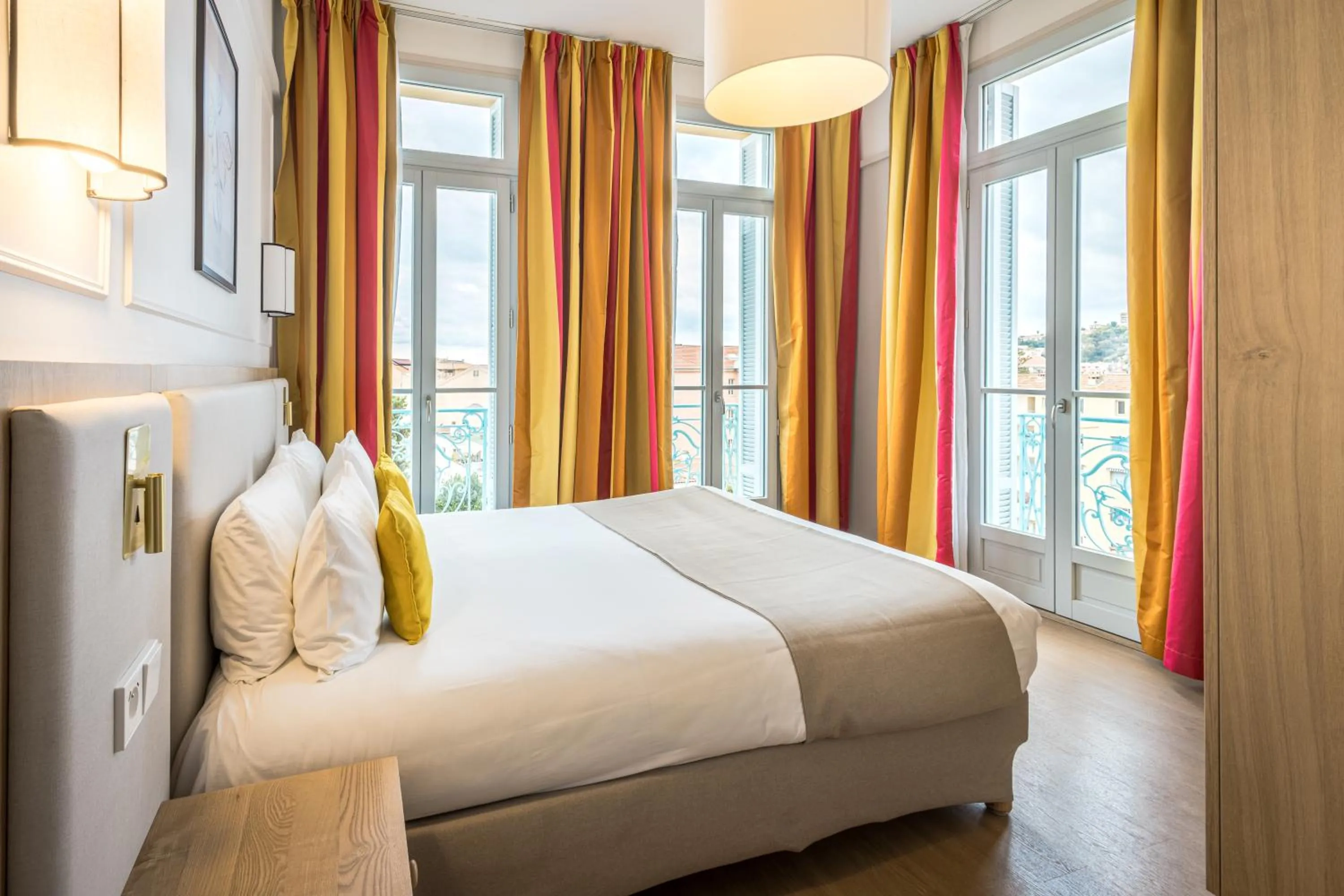 Photo of the whole room, Bed in Hôtel Miléade L'Orangeraie - entièrement rénové